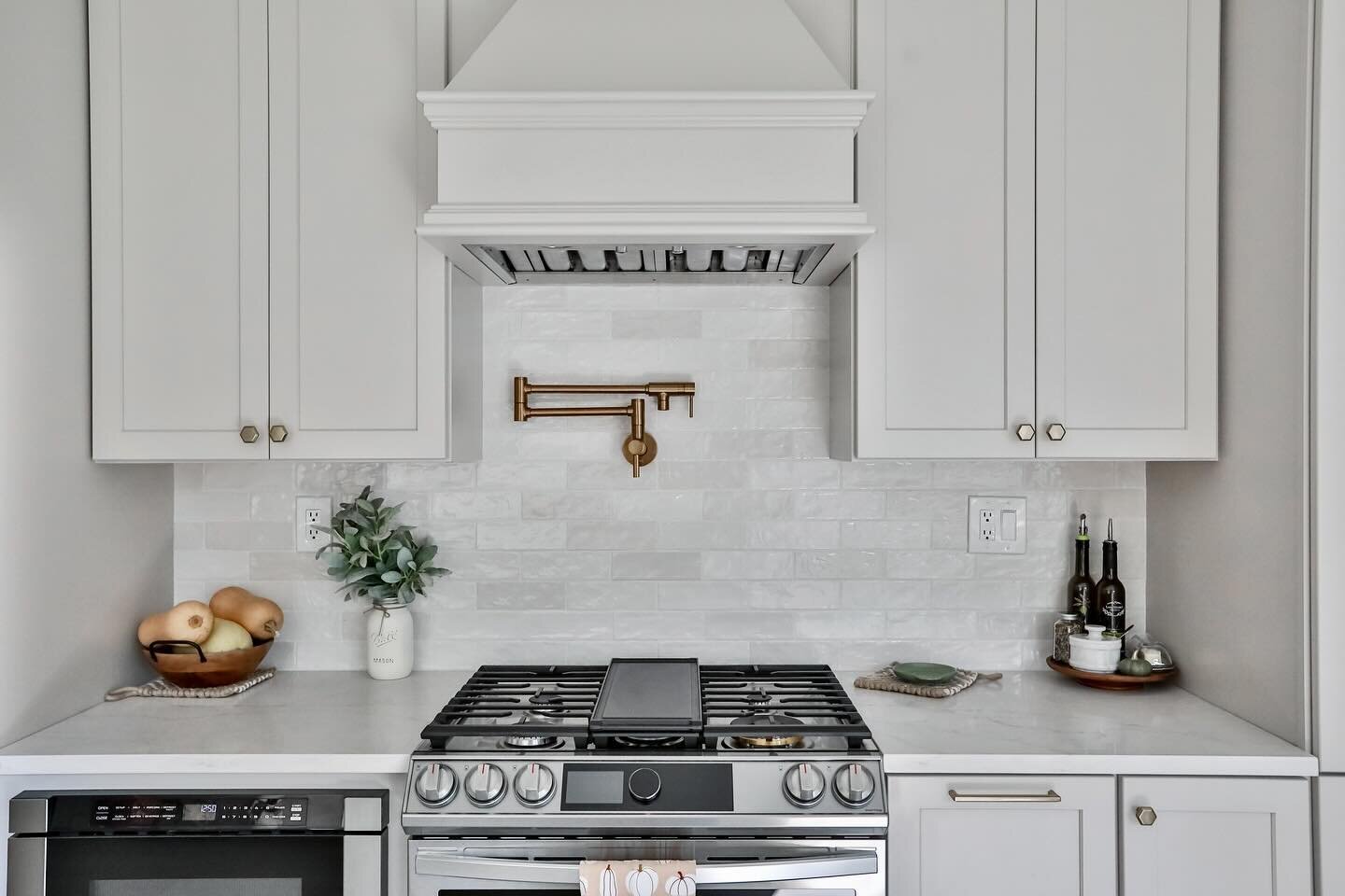 Gold hardware and details are all the rage. I wasn&rsquo;t sure how I felt about it, but I&rsquo;m starting to really dig it&hellip; what do you think?? 💛

Another beautiful remodel by @cgbsupply! 🏡