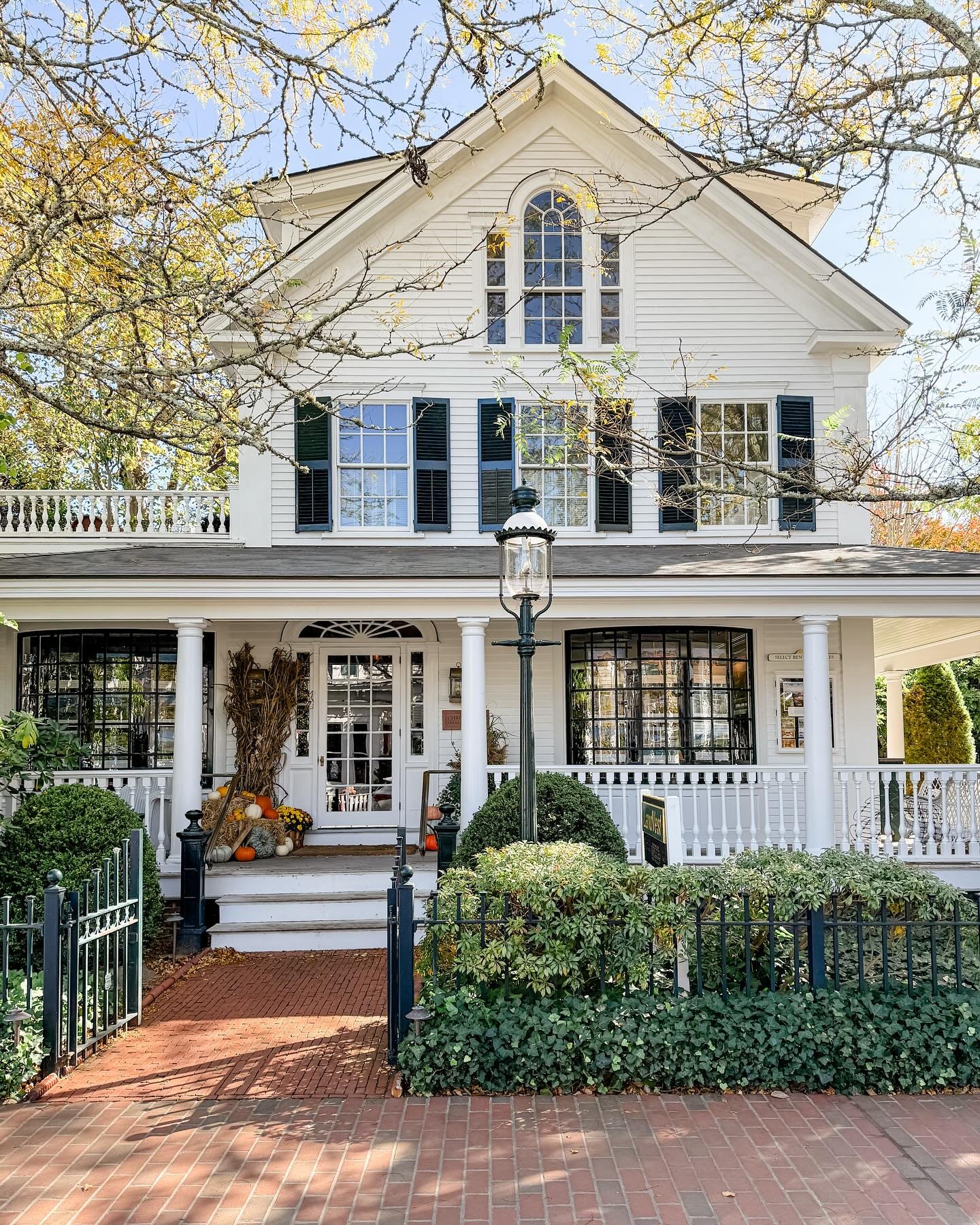 The office is looking gorgeous for fall 🍁🍂
.
#realestate #realestatephotography #marthasvineyardrealestate #marthasvineyard #fallsays #foliage #househunters #architecture