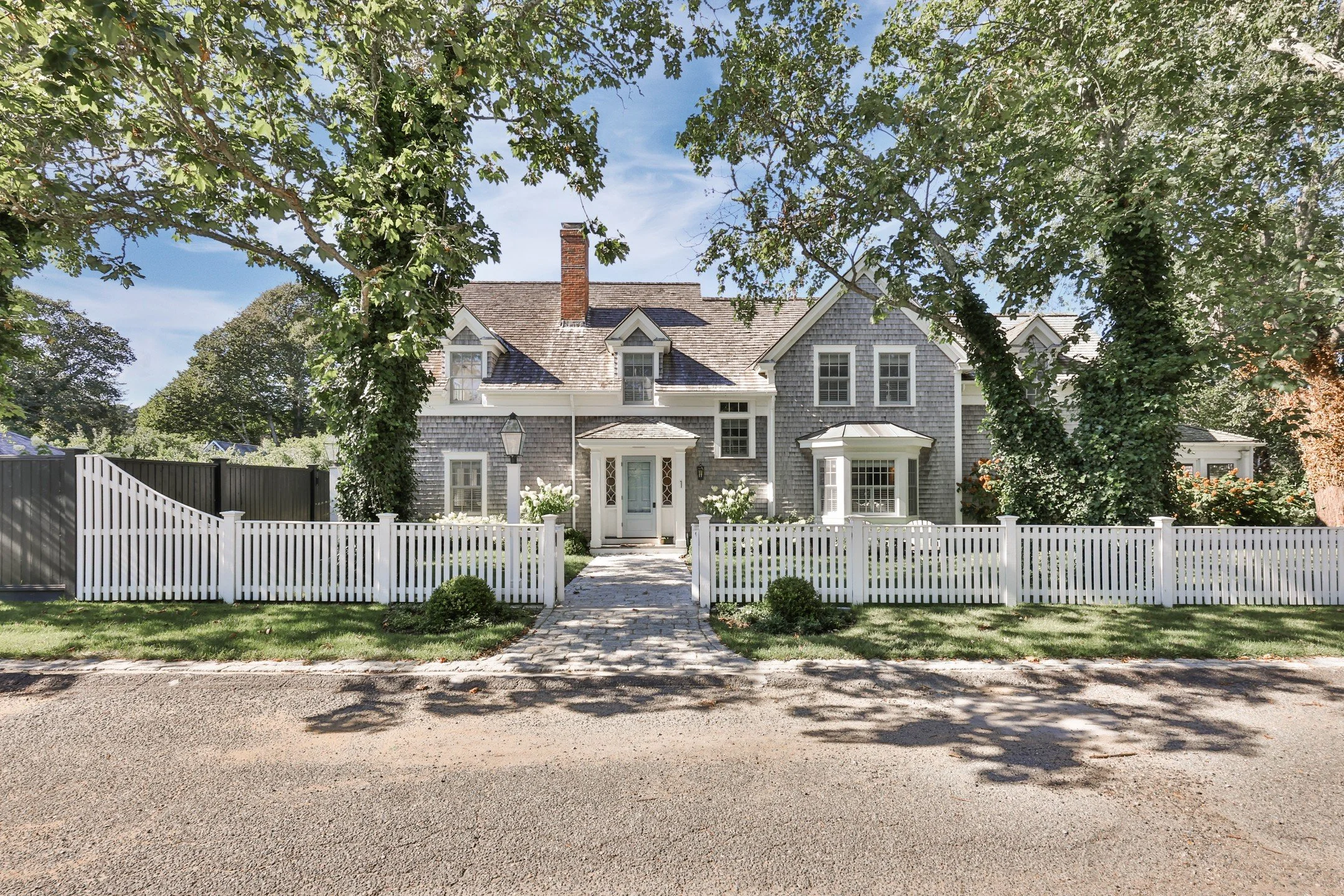 Blue door, cedar siding and a white picket fence. The perfect Martha's Vineyard home. 🏡
#marthasvineyard #summerhome #curbappeal #goals #02539 #edgartown