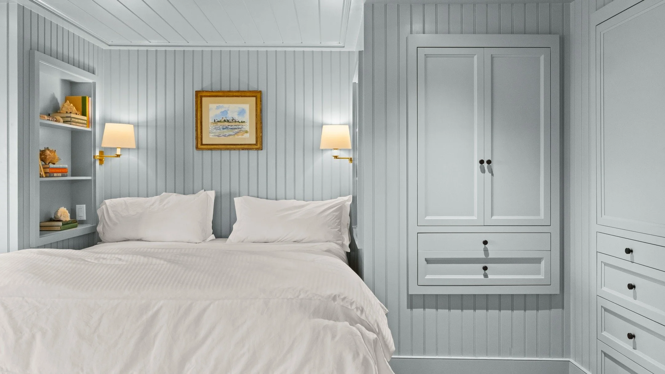 The most cozy perfect shade of blue. #beachhouse #cozy #rennovation #marthasvineyard #realestatephotography #bedroomdesign #summerhouse