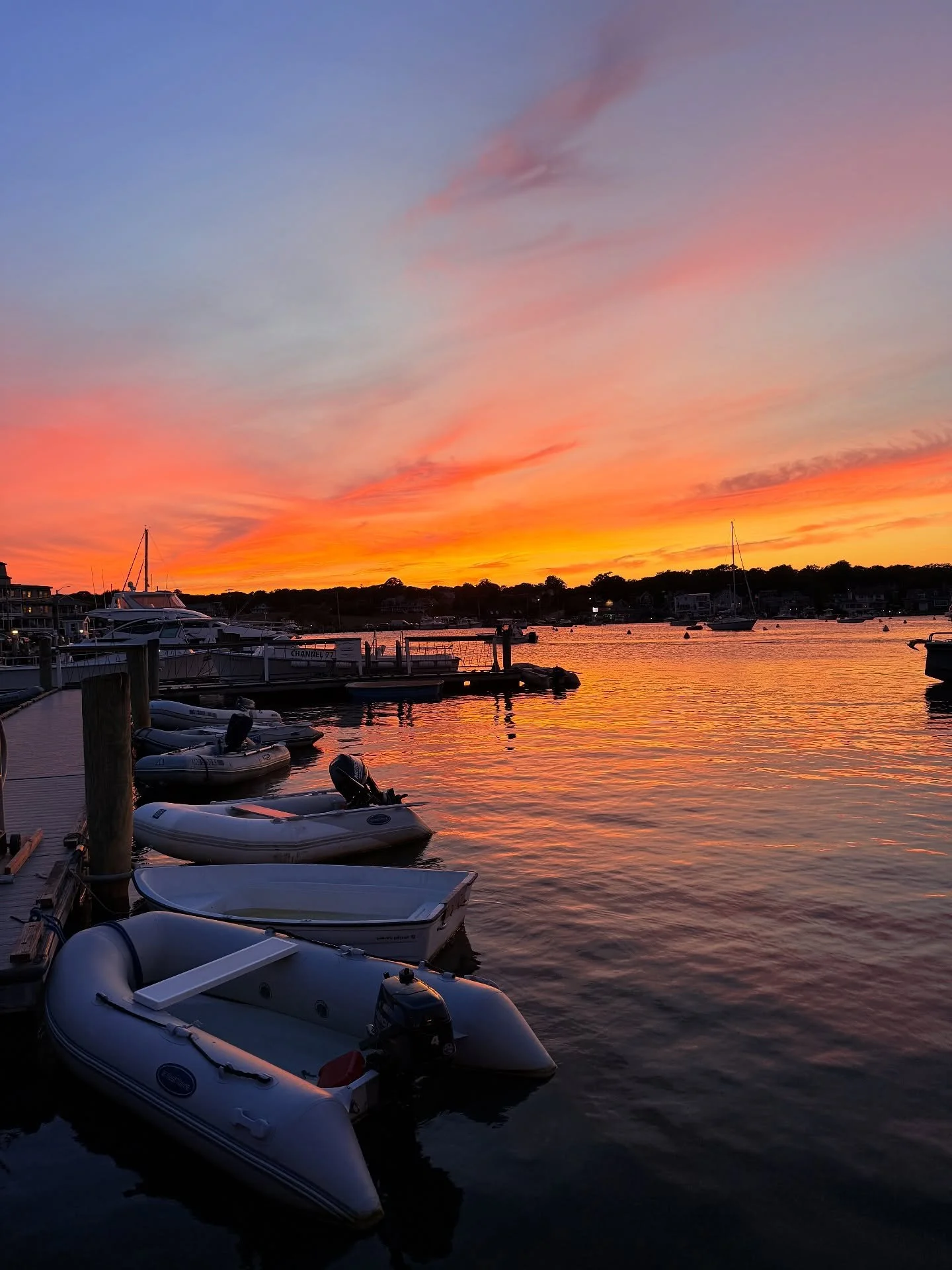 Goodnight OB. 

#oakbluffs #marthasvineyard #sunset #summerhouse #sunsetharbour