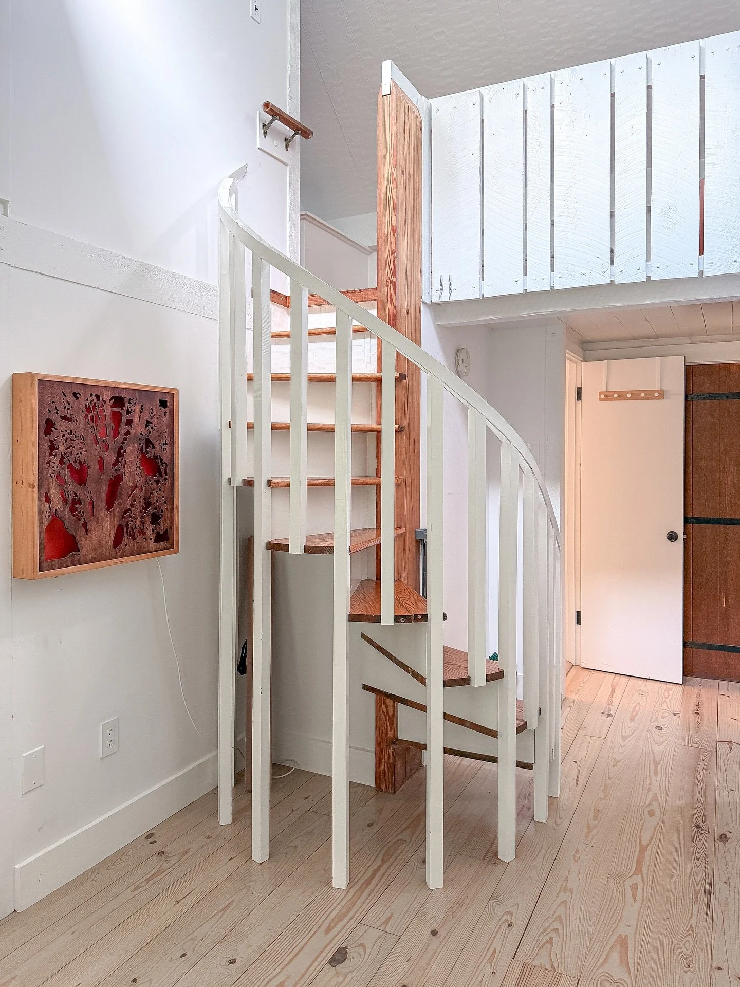 There is something so charming about a spiral staircase.
.
#EdgartownDreamHome
#MarthasVineyardLiving
#IslandHomeGoals
#HouseHuntingInStyle
#CoastalCottageCharm
#HomeInspoDaily
#EastCoastCharm
#HouseHunting