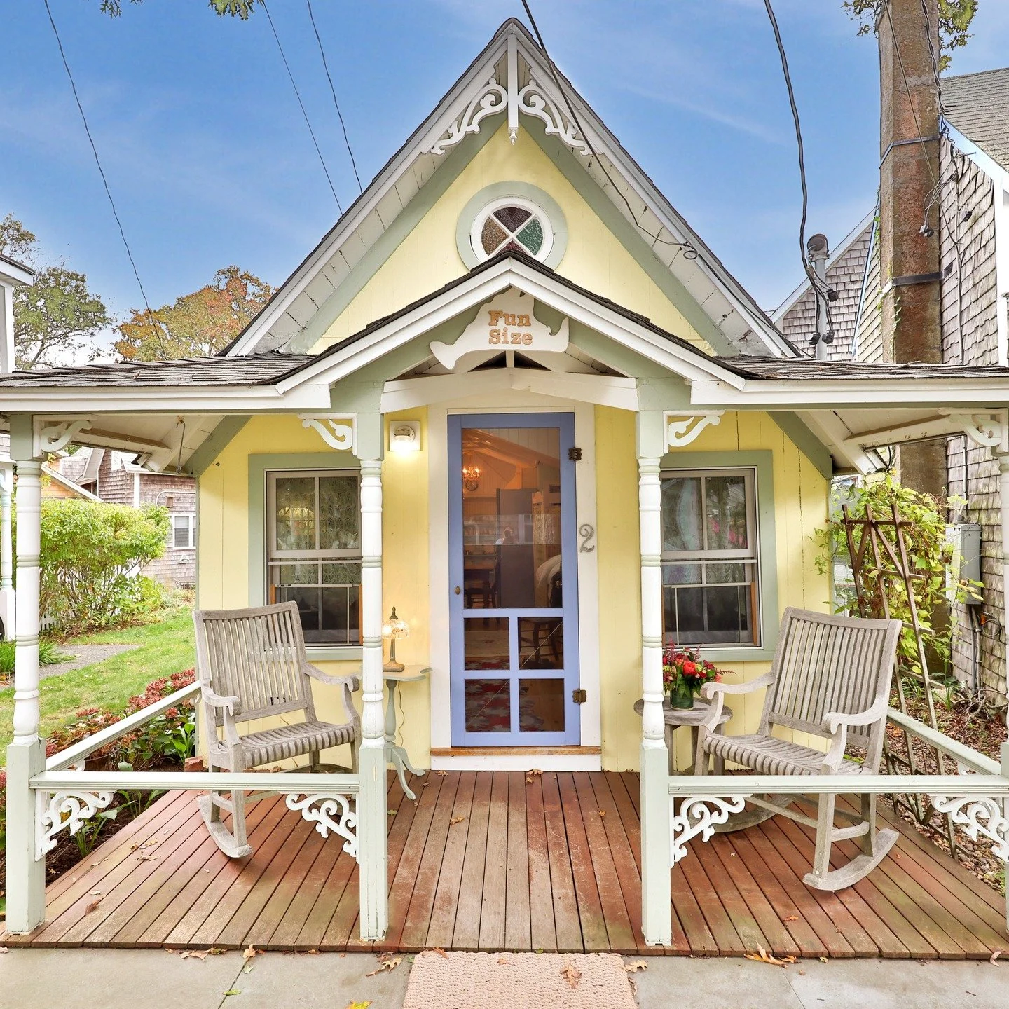 If someone doesn't buy this sweet cottage the second it's listed, I just might. 🏡 @donnellyandco @stacyickesmvy 
.
#obsessed #comingsoon #cottagestyle #oakbluffs #marthasvineyardrealestate #gingerbreadhouse #tinyhome #realestatephotography #summerho