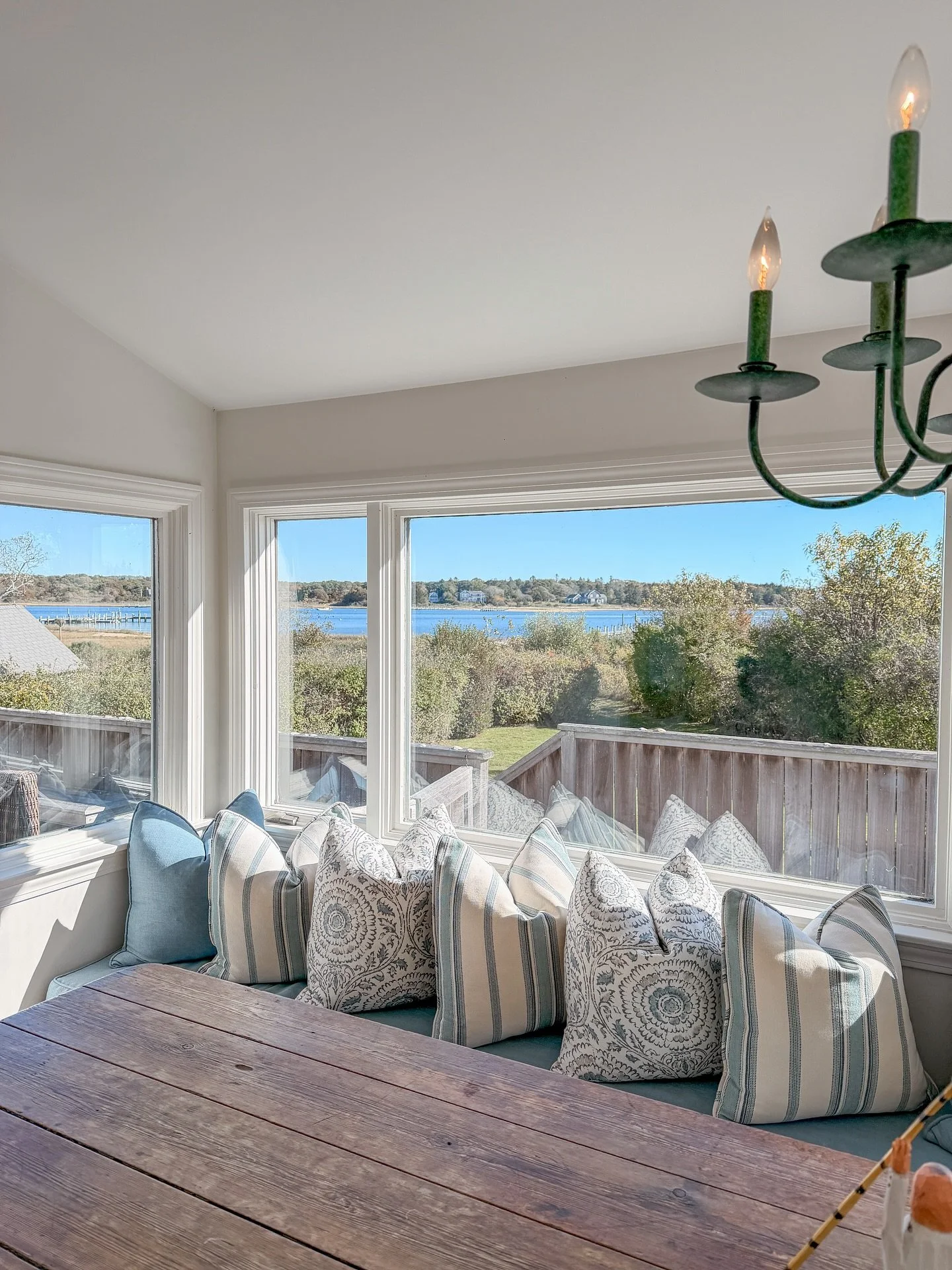 The perfect breakfast nook view. 
#breakfastviews☕️☀️ #oceanview #summerhome #marthasvineyard #realestatephotography #mvyliving #katamabay
