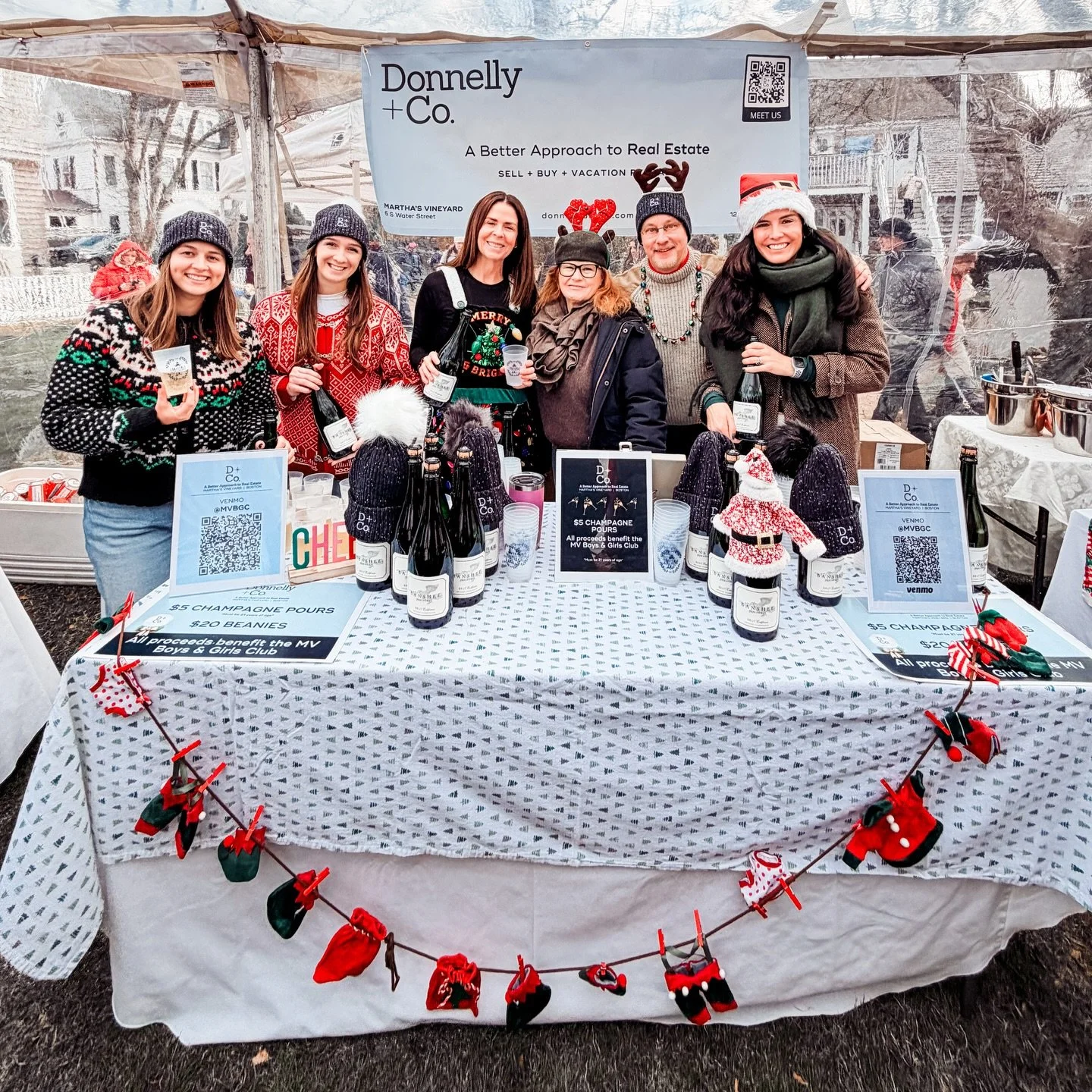 Just some of my favorites serving up bubbly 🍾 cheer today! 🎄🥂 #christmasinedgartown #donnellyandco #holidaycheer