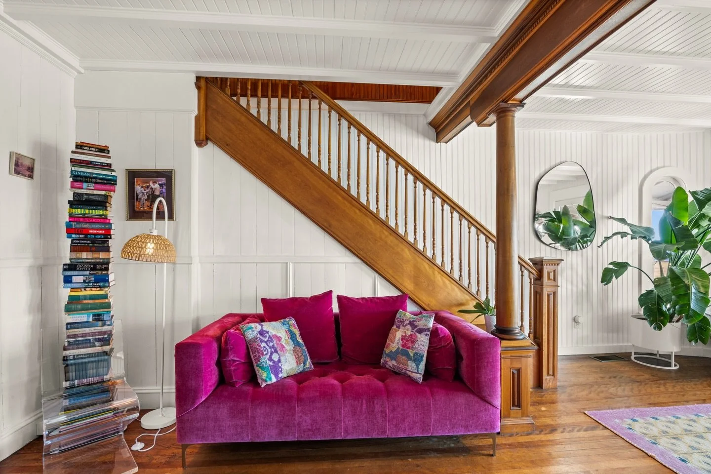 Give me all the old wood, hot pink, greens and a floating bookshelf. 😍 #interiordesign #realestatephotography #summerhouse #victorianhome #oakbluffs