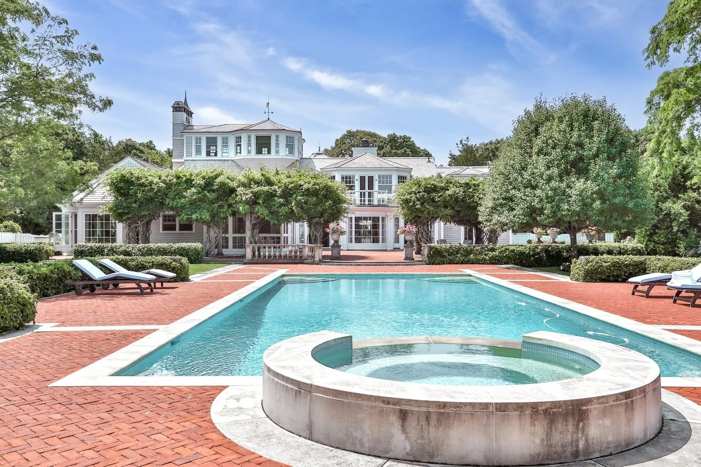 Just 3 months until pool weather is back! ☀️
#summerhouse #luxurylisting #marthasvineyard #pooldays