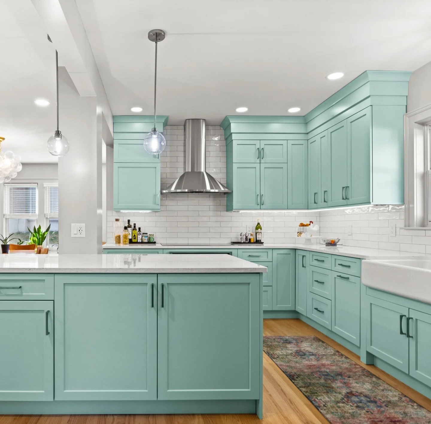 It&rsquo;s spring year round in this gorgeous kitchen remodel by @bennettcontractinginc 🌷
#kitchenremodel #rennovation #kitcheninspo