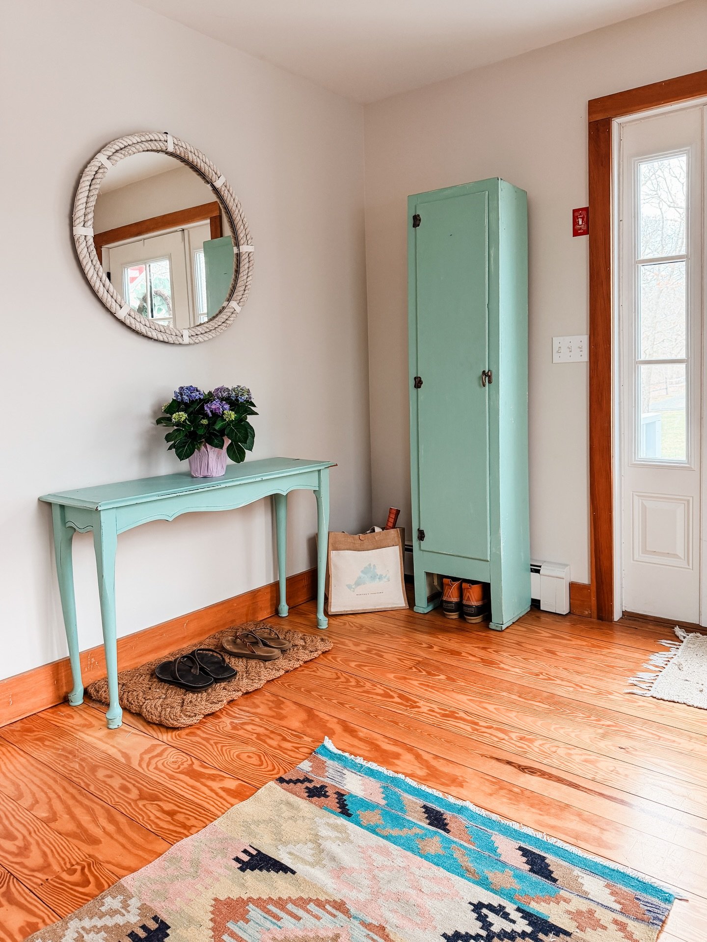 FB Marketplace for the win today! We decided a few months ago that we weren&rsquo;t bringing in anything new that wasn&rsquo;t vintage or repurposed solid furniture. No more junk. Finding pieces like these makes me so so happy! 🏡 #repurposed #vintag