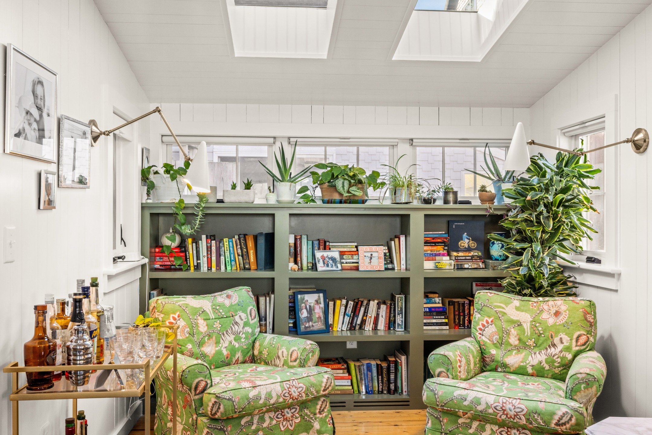 The perfect nook to curl up in with a good book on these April gloomy days. 🌧️ What is everyone reading? I need something new! 📚 #booknook #marthasvineyardrealestate #oakbluffs #forsale #33oceanave #summerhome #beachhouse