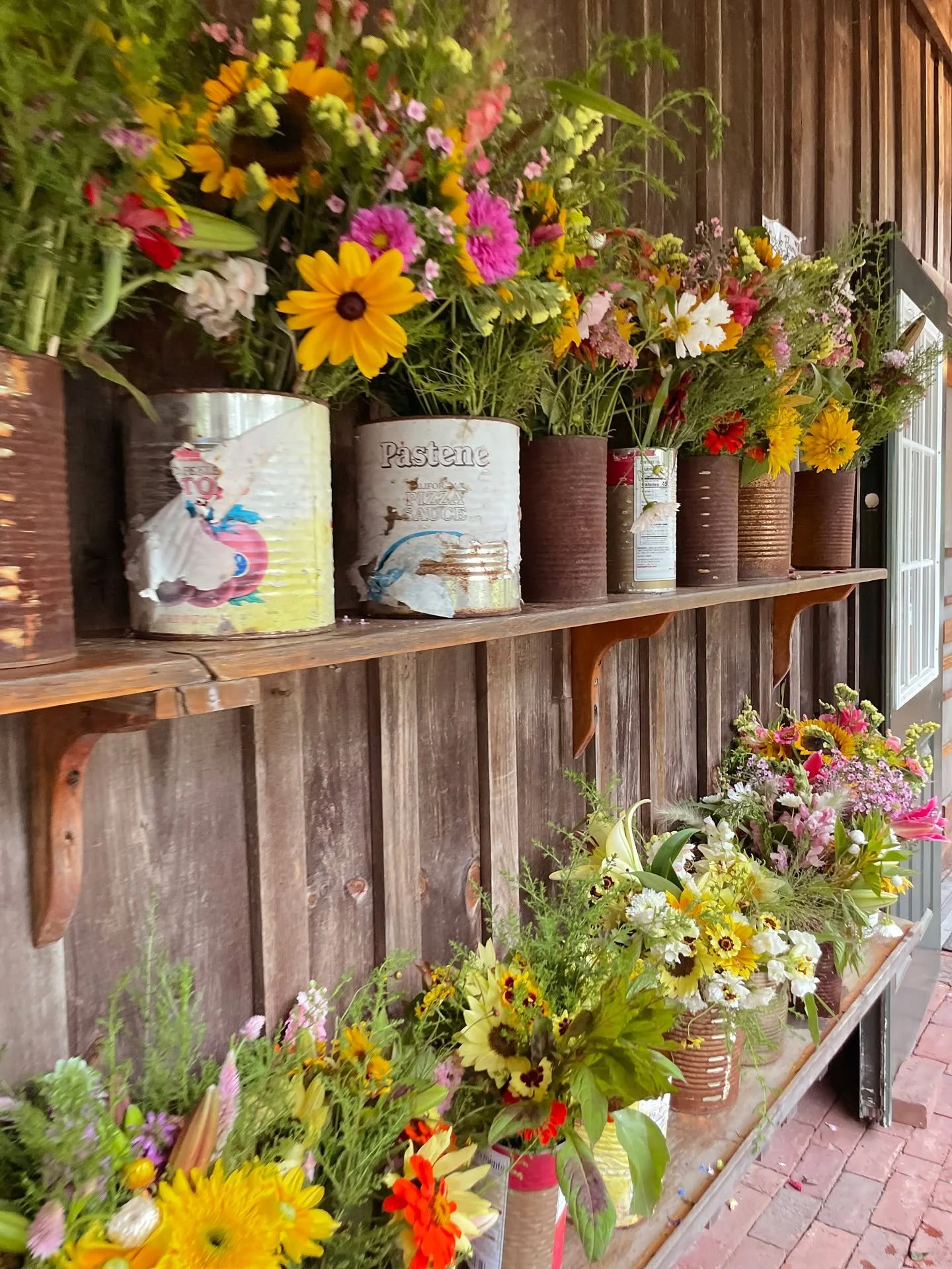 It's impossible to walk by the fresh cut flowers @morninggloryfarmmv and not bring one home with you. 🌷
#marthasvineyard