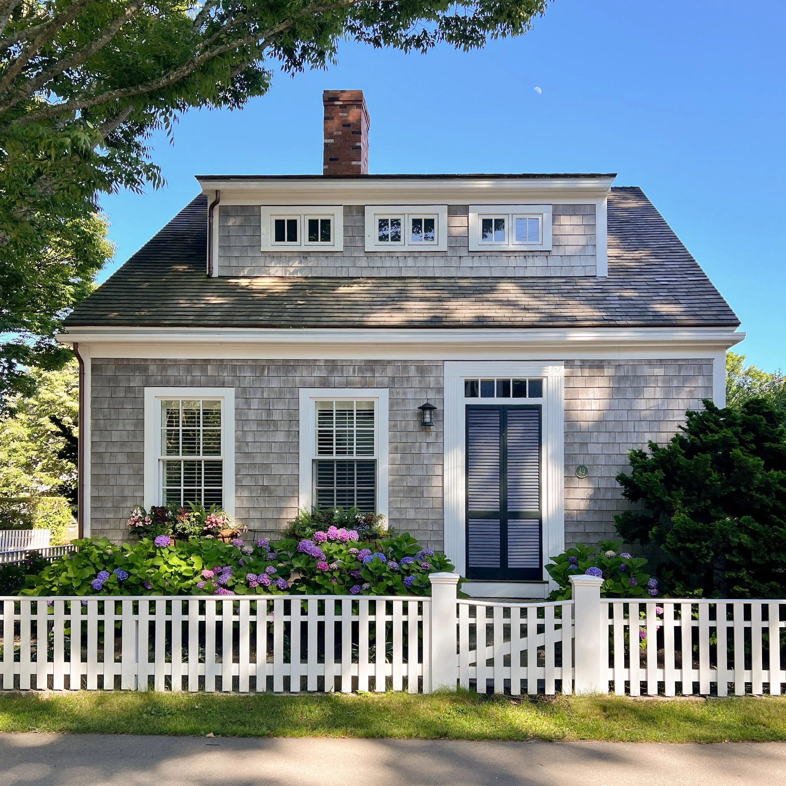 Sunshine and a white picket fence. ☀️#marthasvineyard #summercottage #newenglandphotographer #edgartown