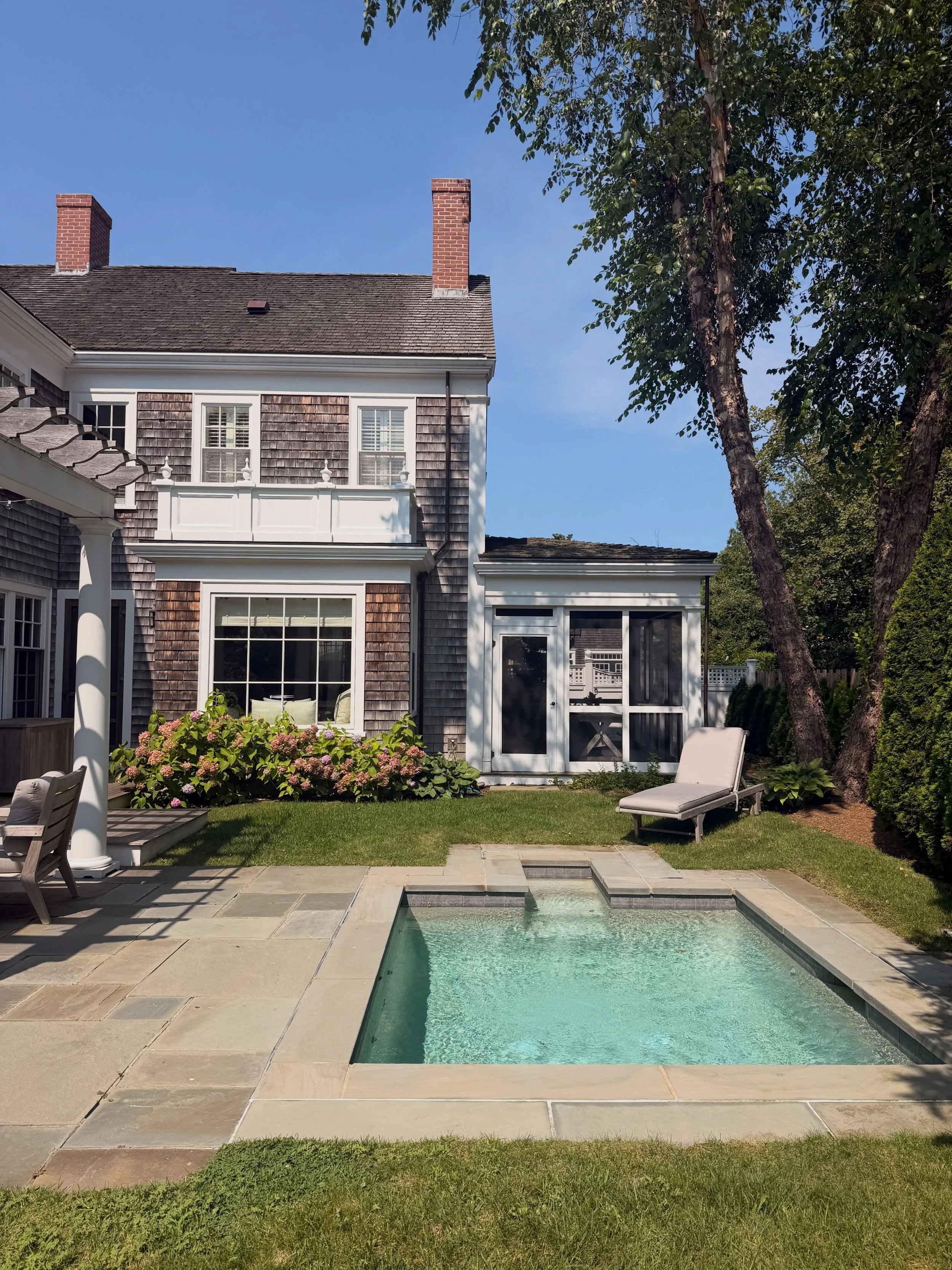 The most perfect downtown Edgartown backyard. #plungepool 
.
#marthasvineyardphotography #summerhouse #edgartown #backyardgoals
