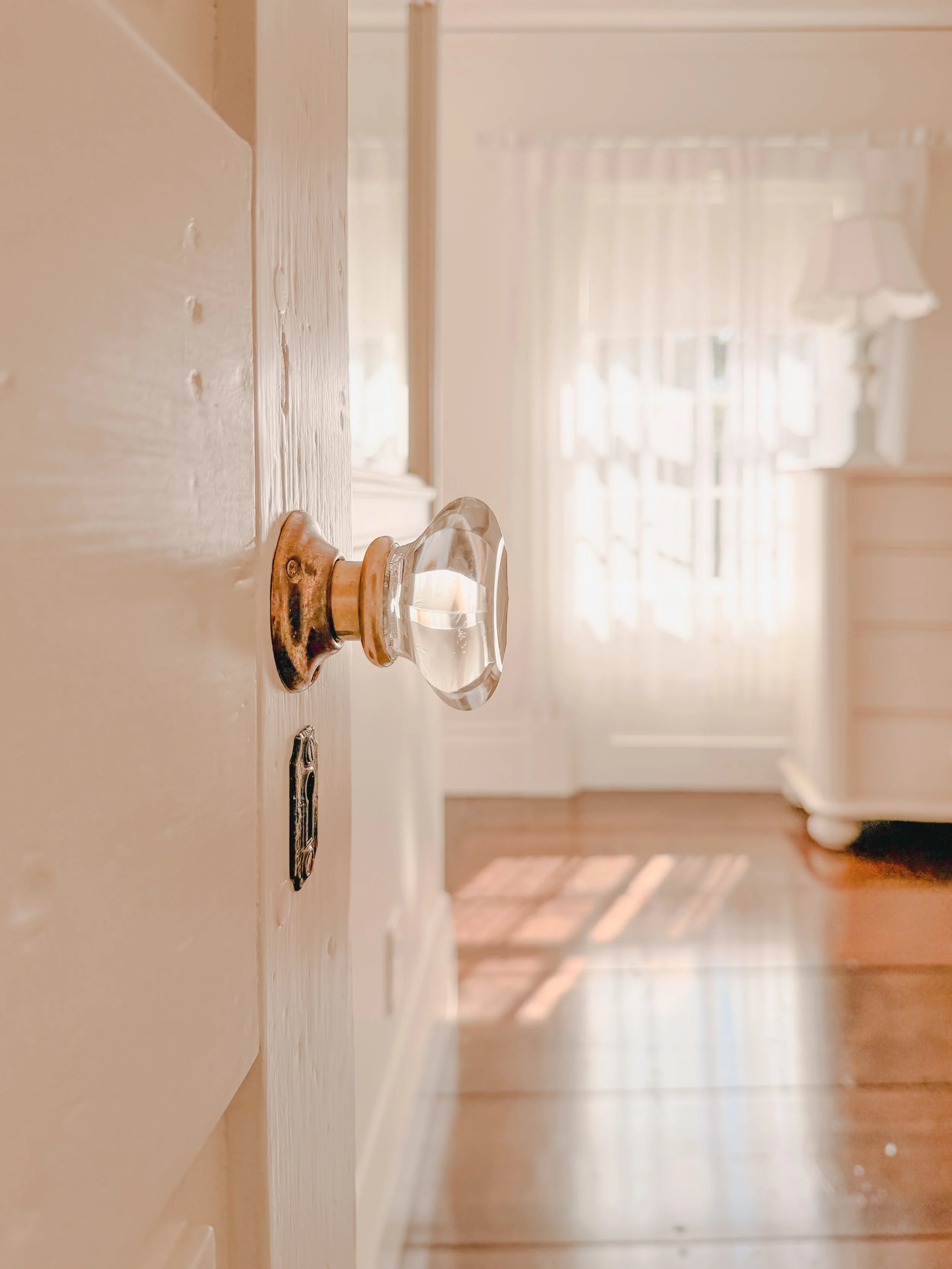 Immediately swapping out every boring doorknob for vintage crystal ones. 🗝️#historichomes #marthasvineyard #realestatephotography #vintagedecor