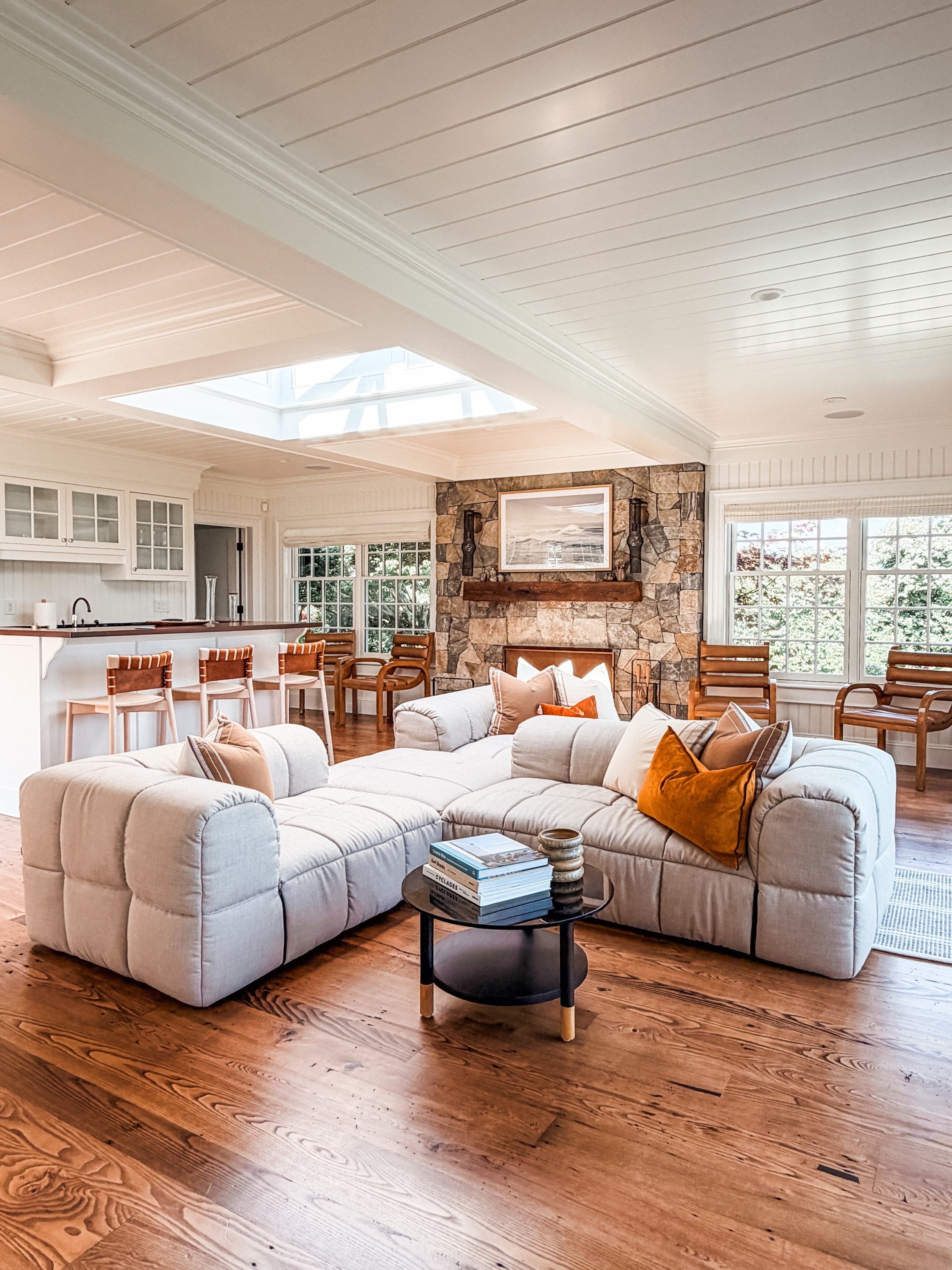 I need this couch in my house, immediately. #summerhome #interiordesign #marthasvineyard