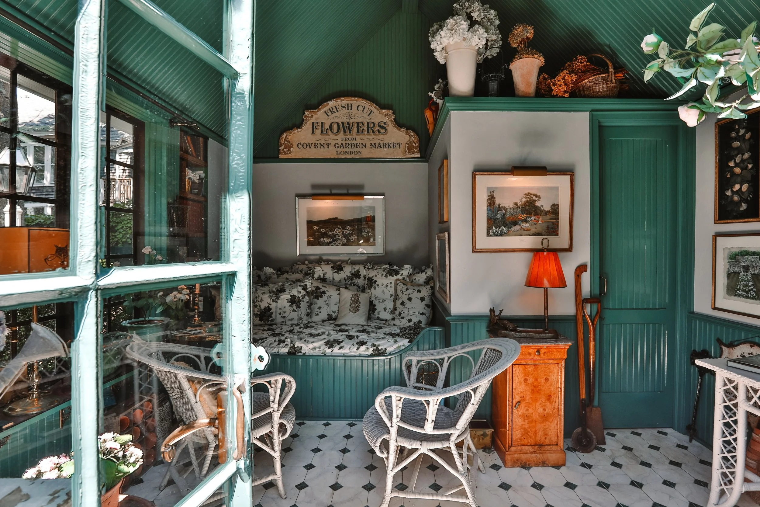 Gloomy days on the island call for cozy nooks and books. 📚
.
#marthasvineyardrealestatephotography #marthasvineyard #charlotteinn #cozy