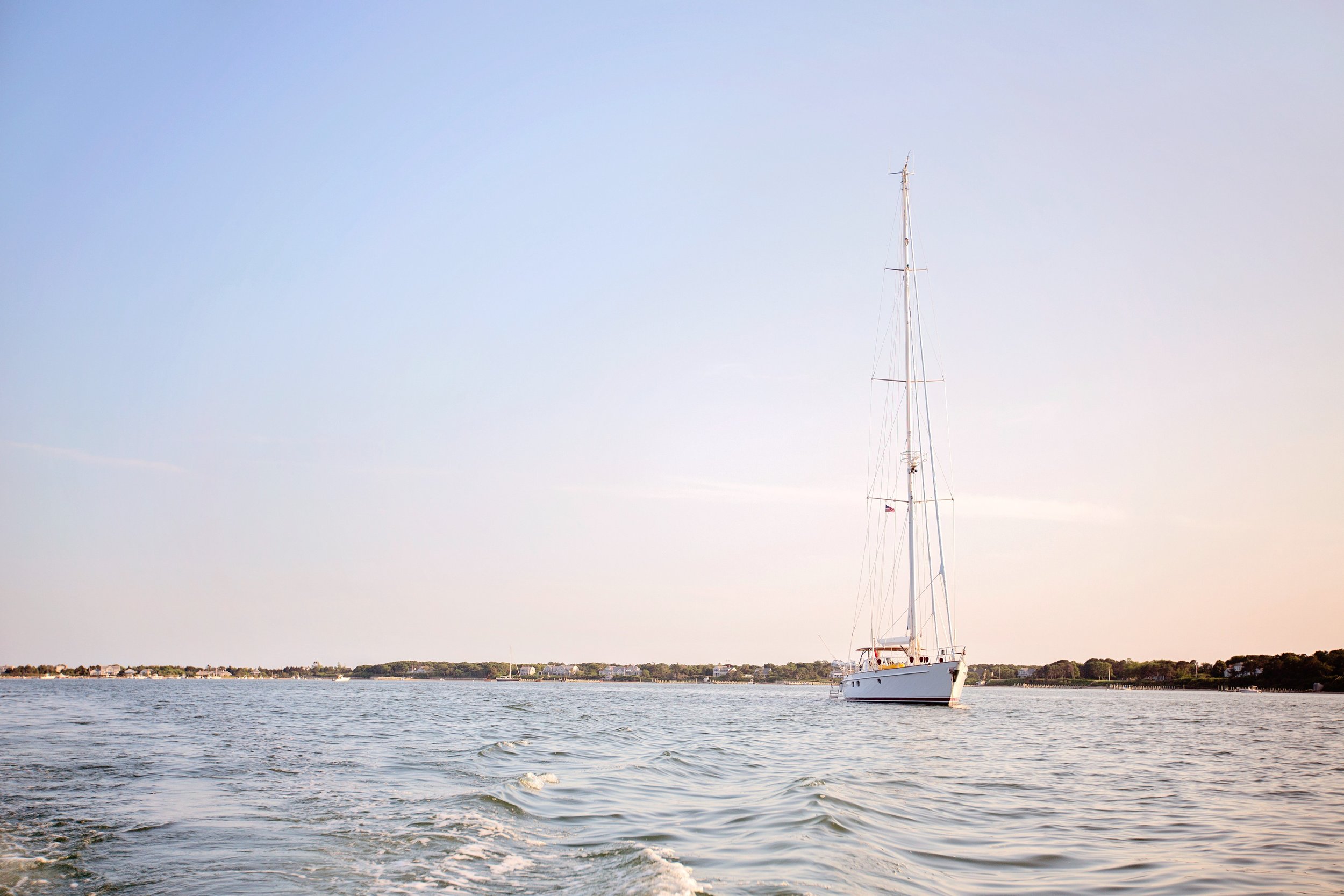 How are you spending the last days of summer? ⛵️ ☀️

Me? Total. Denial. 😭 

#32hoursand37minutesbutwhoscounting #setsail #marthasvineyard #longlivesummer