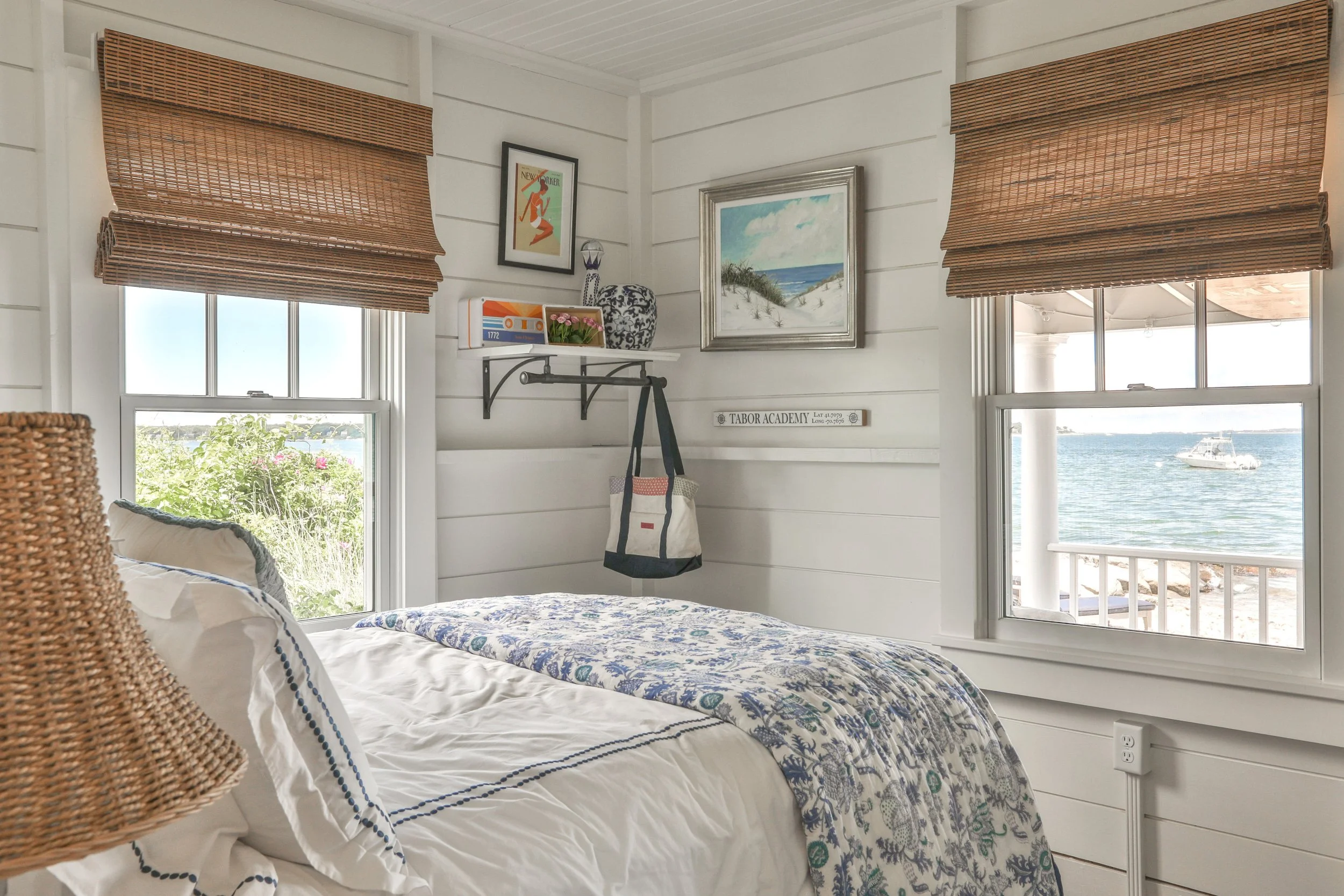 When the view becomes part of the room... one of my favorite things about photographing homes on Martha&rsquo;s Vineyard is capturing the little moments that make island living feel so special. 💙
.
#marthasvineyard #marthasvineyardrealestate #reales