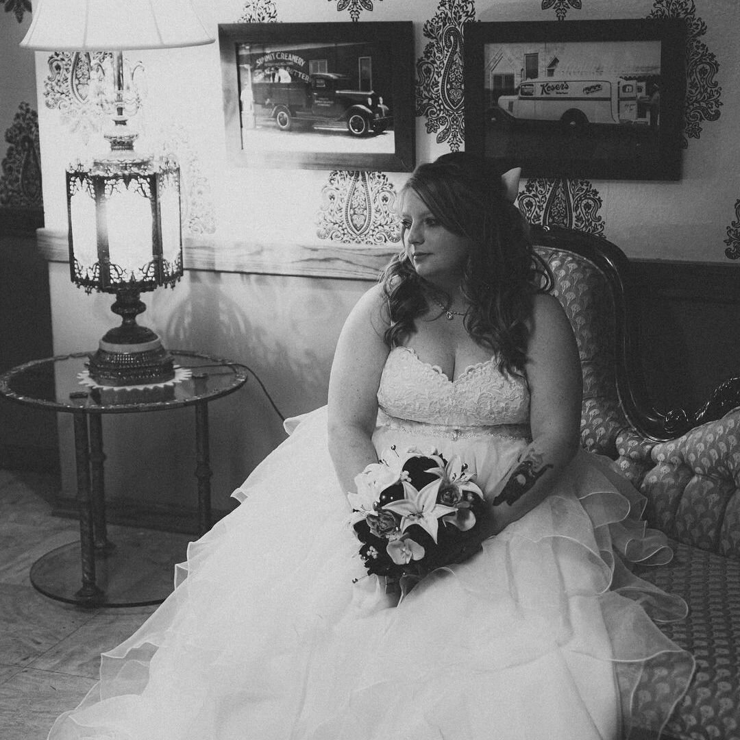 Vintage vibes for our beautiful bride✨️🕊
#weddingwednesday #MyChivaree 

📸: @crystalclearphotographywi