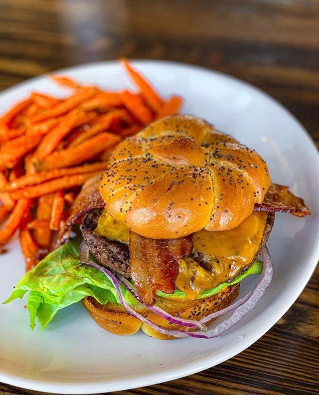 Bacon Chipotle Burger 🥓🍔🍟
📸 @local.livin

Don&rsquo;t forget to enter our giveaway on our last post! Giveaway ends Sunday night 11:59pm PST #giveaway
.
.
📍5910 S. Fort Apache Rd
HOURS: 7am - 3pm
🍃#neighborslv