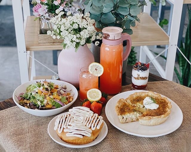 🌸Mother&rsquo;s Day Special BRUNCH IN BED Box! 💐
Box serves up to 4 &amp; includes:
Gaia Greens Salad
Spring Quiche
Berry Yogurt Parfait
Cinnamon Buns
Strawberry Lemonade
.
Available for pre-order until 3pm Saturday May 9!
DM for pick up times or c