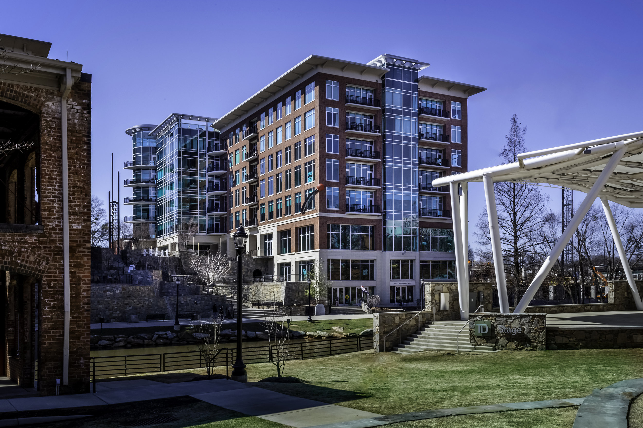 Image of RiverPlace mixed-use building - exterior