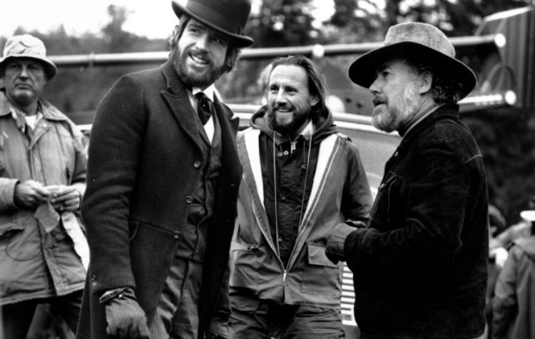 Beatty with Altman (right) on the set of McCabe & Mrs. Miller