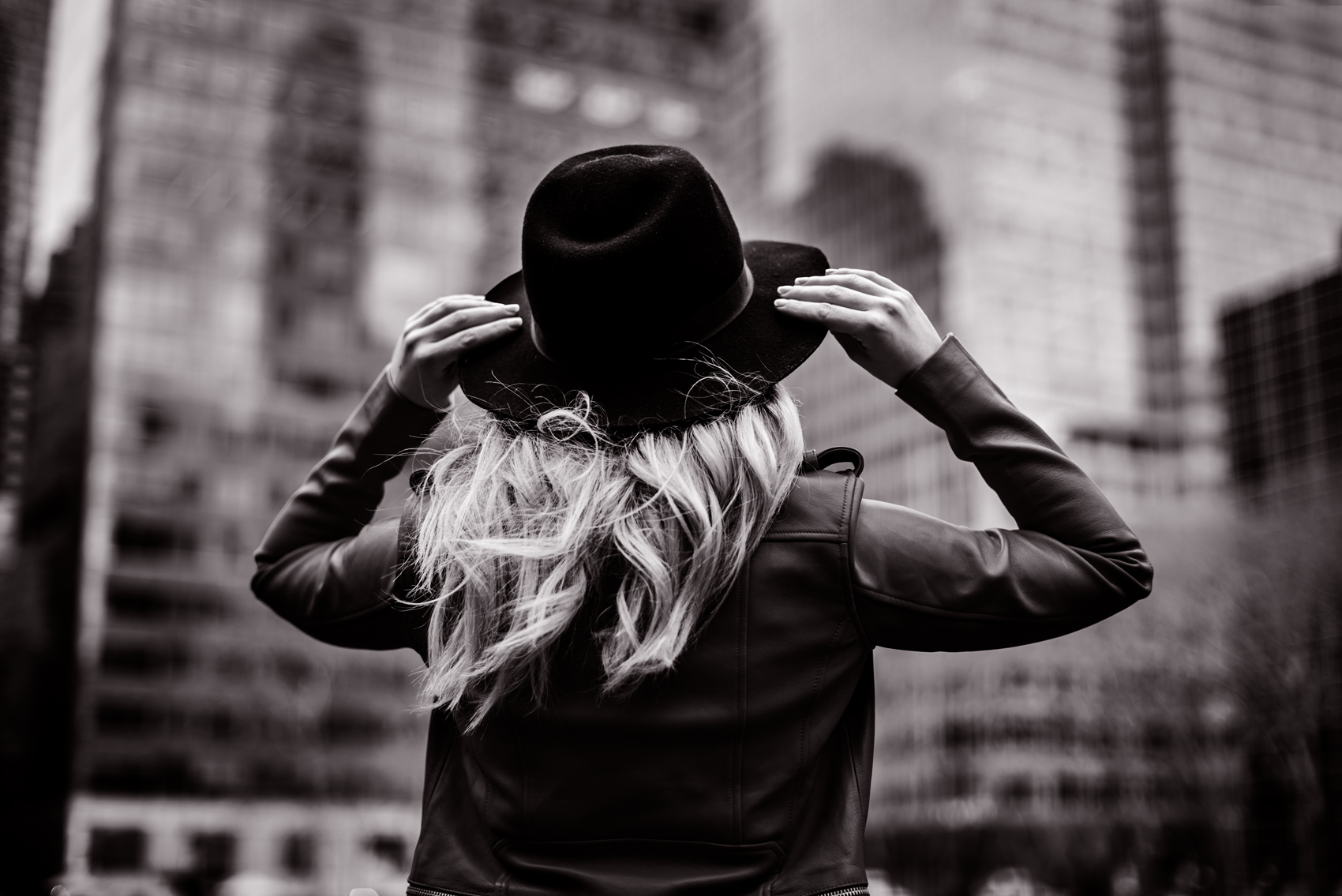 web duo blond woman hat new york 522624352.jpg