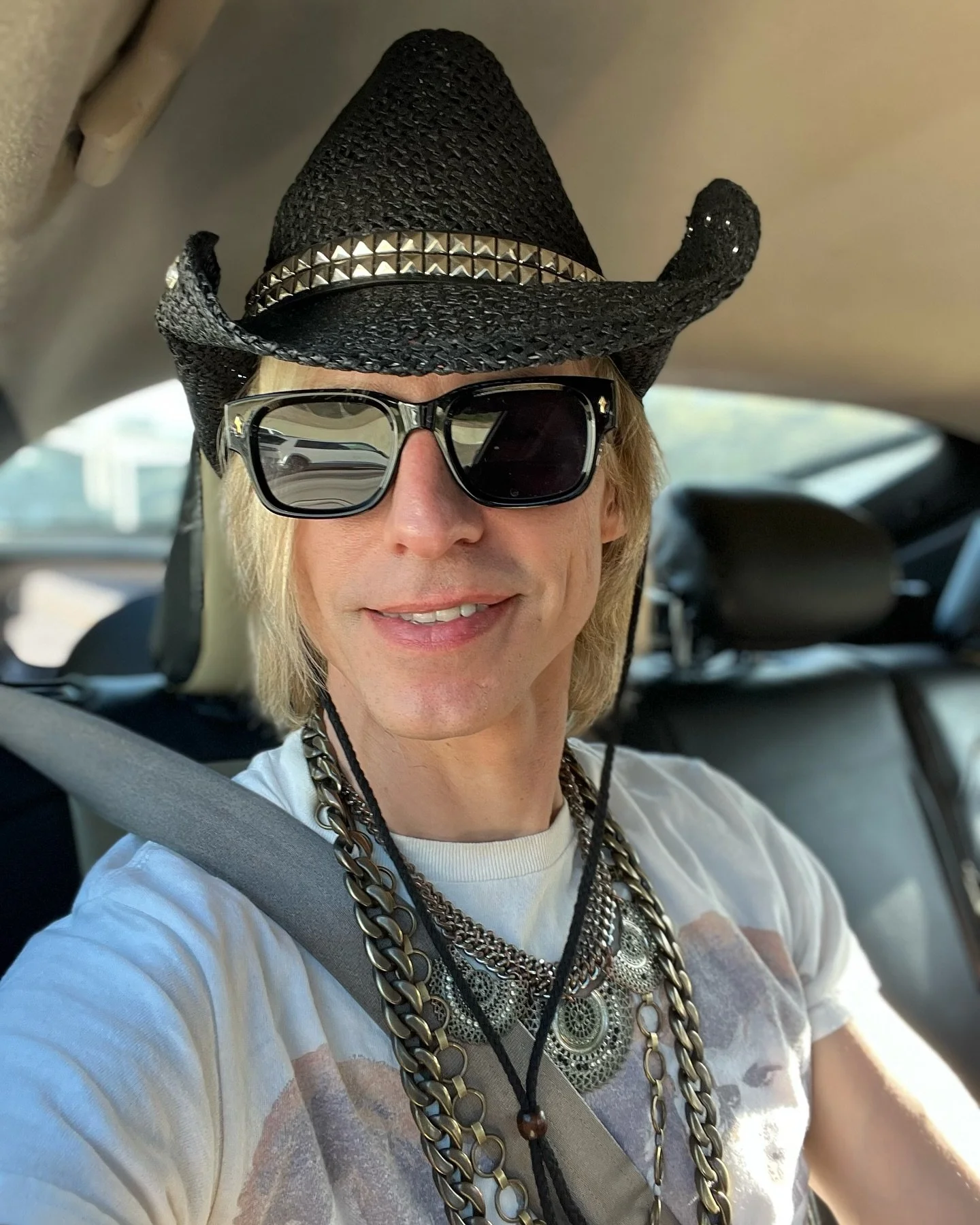 Back to Korea! ✈️ From finishing up songs in the studio to giving solar power presentations, I&rsquo;ve been busy. Now I&rsquo;m off to South Korea. Performing at a festival and some shows! 🎸🎤 #TheSonicUniverse #AlexArndt #Korea #Music