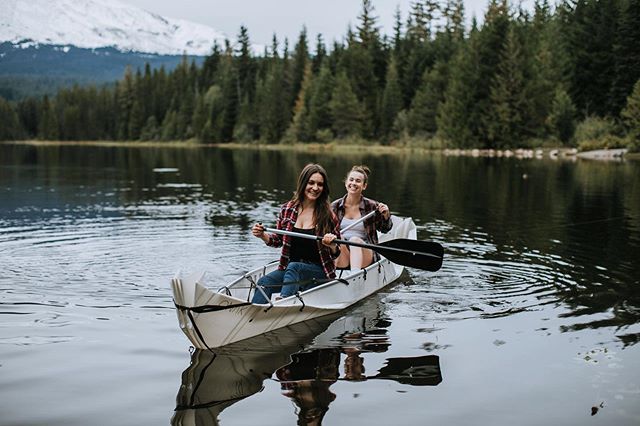 We can pack this canoe in the back of our Fiat 😳 it folds up (seemingly like a takeout box) to easily pack in your vehicle and then pop out to bring to your neighborhood watering hole. We brought our @onakcanoes to Trillium Lake for some Mt. Hood vi