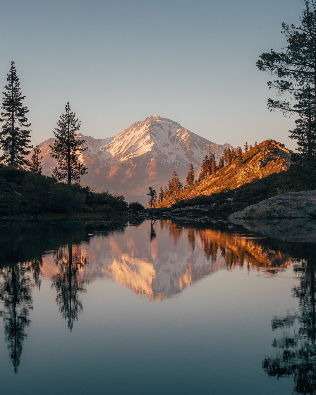 Heart Lake is one of those places that just hit differently, those who have been there know what I am talking about. Prior to my trip with @_brianna.chapman_, I've always seen so many amazing photos of this lake during sunrise and sunset. The clear r