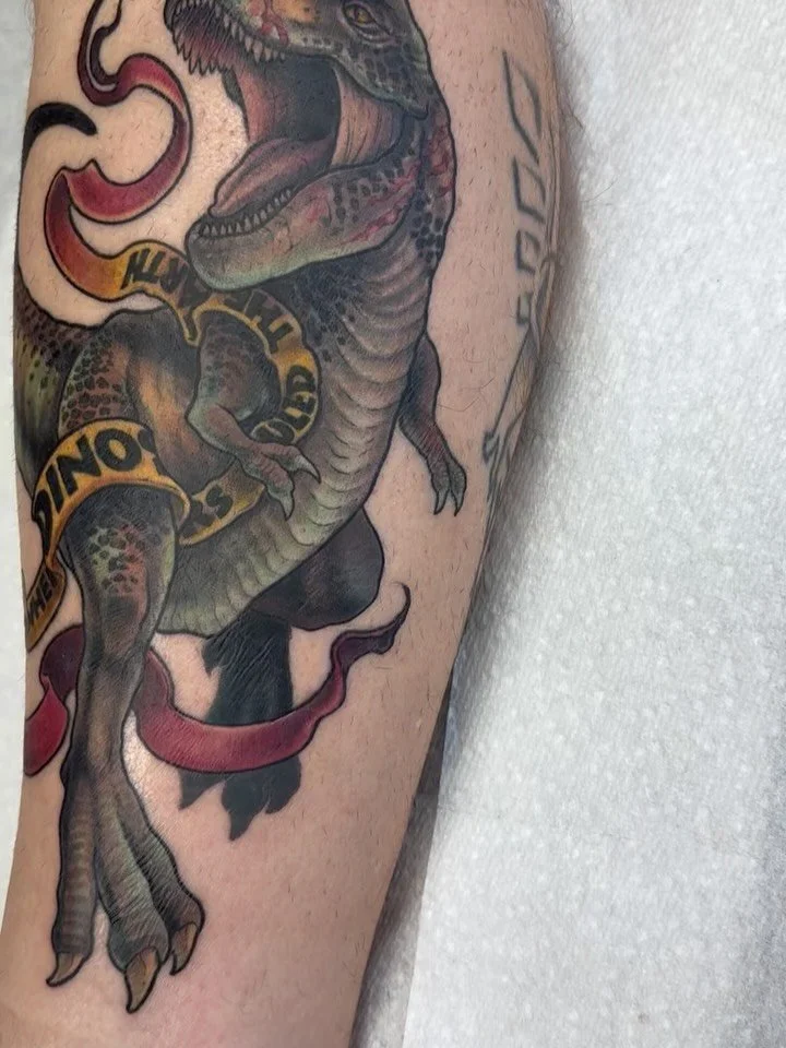 I got to do this T-Rex in a single shot at @seattletattooexpo this year! Drake told me he wanted the T-Rex from Jurassic Park, but let me do it however I wanted! Thank you so much for the trust and the freedom, I had so much fun doing this one 😭🥰🦖