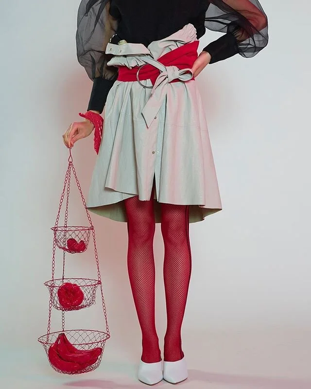 They recommend a healthy dose of fruits and veggies daily, does making it editorial count? 🍓 ➖ t h e  c r e w ➖
➰Photographer: @shanbensonstudio
➰Model: @lidia_v
➰Stylist: @krystynkikuestyling
➰MUA: @ferlayne.artistry
➰Styling Assistant: @strawbnn