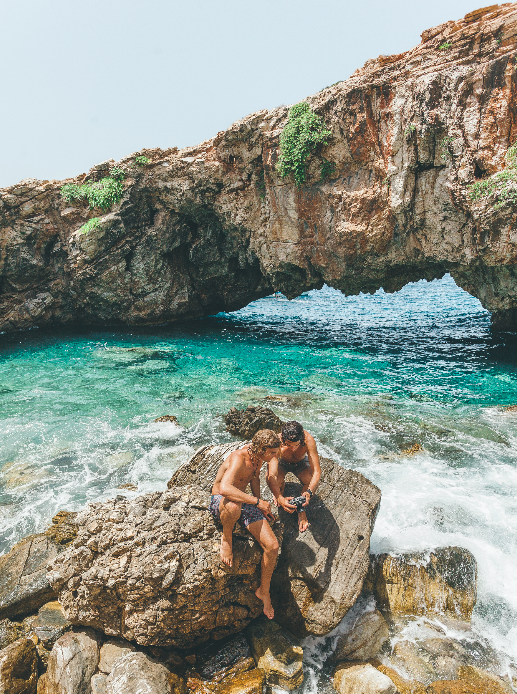 That insane whole in the cliff side I was on about...Yeah pretty next level, ey!? Paros, July '17.