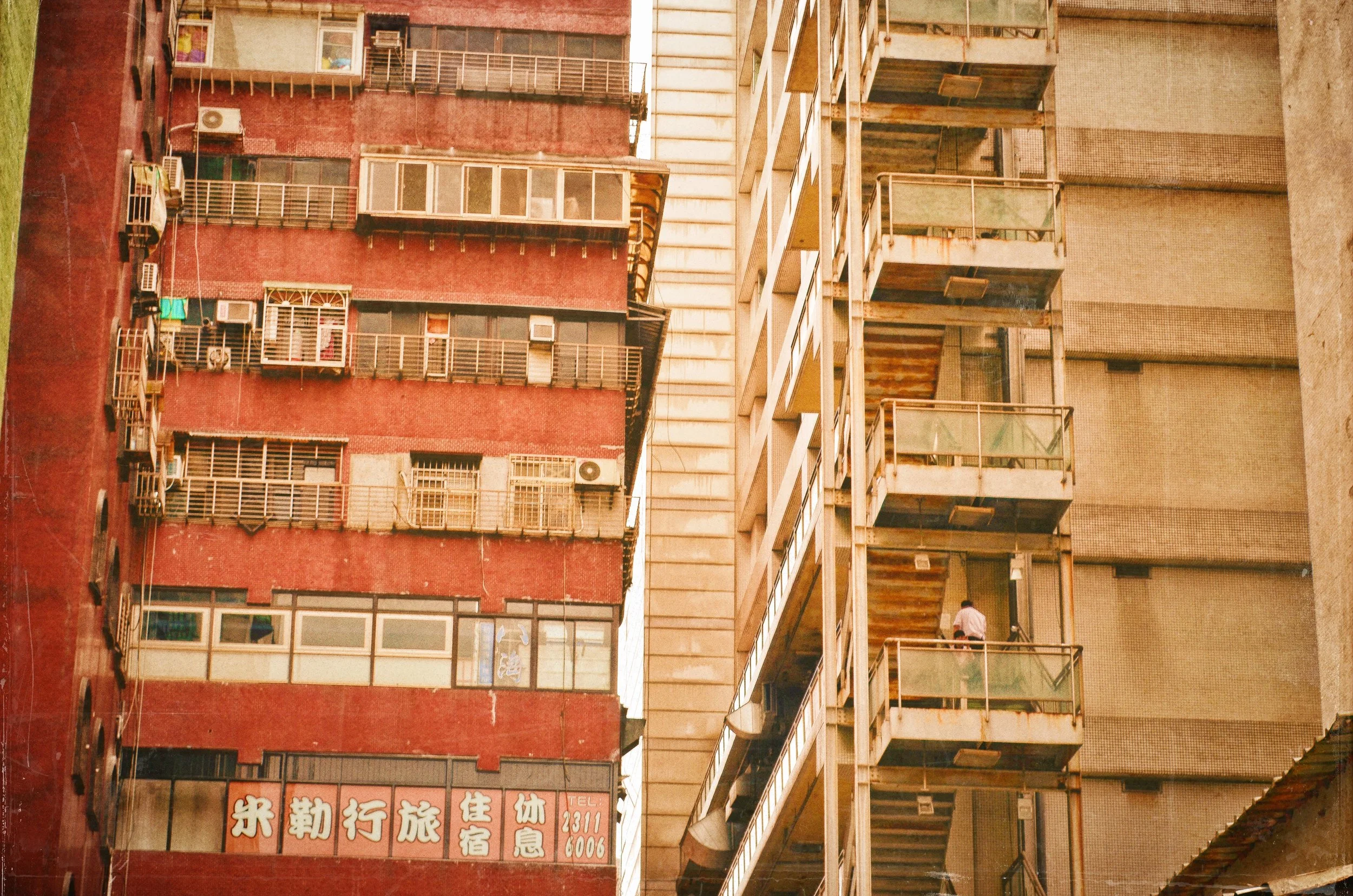 "MAN'S BACK//FIRST FLOOR"