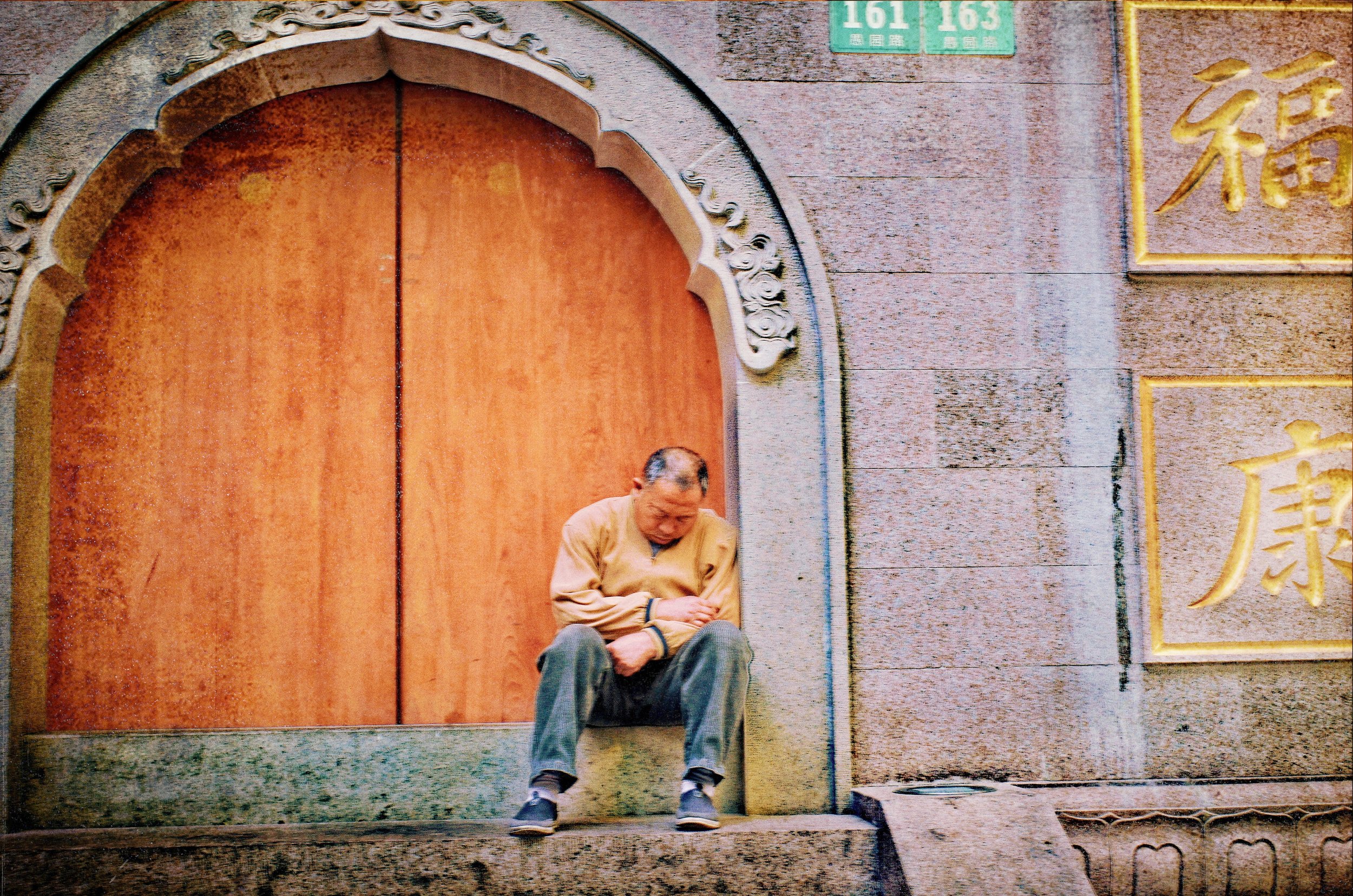 "WEST NANJING RD. RESTING MAN"