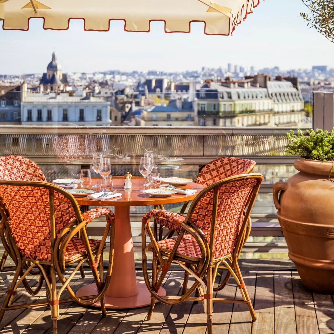 DAR MIMA d&eacute;voile sa terrasse enchant&eacute;e, entre ciel et terre. 🍽🌤

@Paris Society continue d'impressionner avec la terrasse de Dar Mima sur le toit de l'Institut du Monde Arabe, offrant une vue sur tout Paris.

Le restaurant @darmima_re