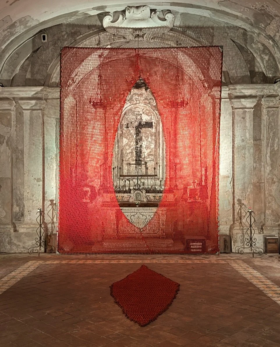 ALLEGRA HICKS 🧶 INTERMEZZO

Avec INTERMEZZO, @allegra_hicks investit les salles baroques de l&rsquo;&eacute;glise du Purgatorio ad Arco et y d&eacute;ploie une installation pens&eacute;e pour le lieu. 
Cinq sculptures dialoguent avec l&rsquo;archite
