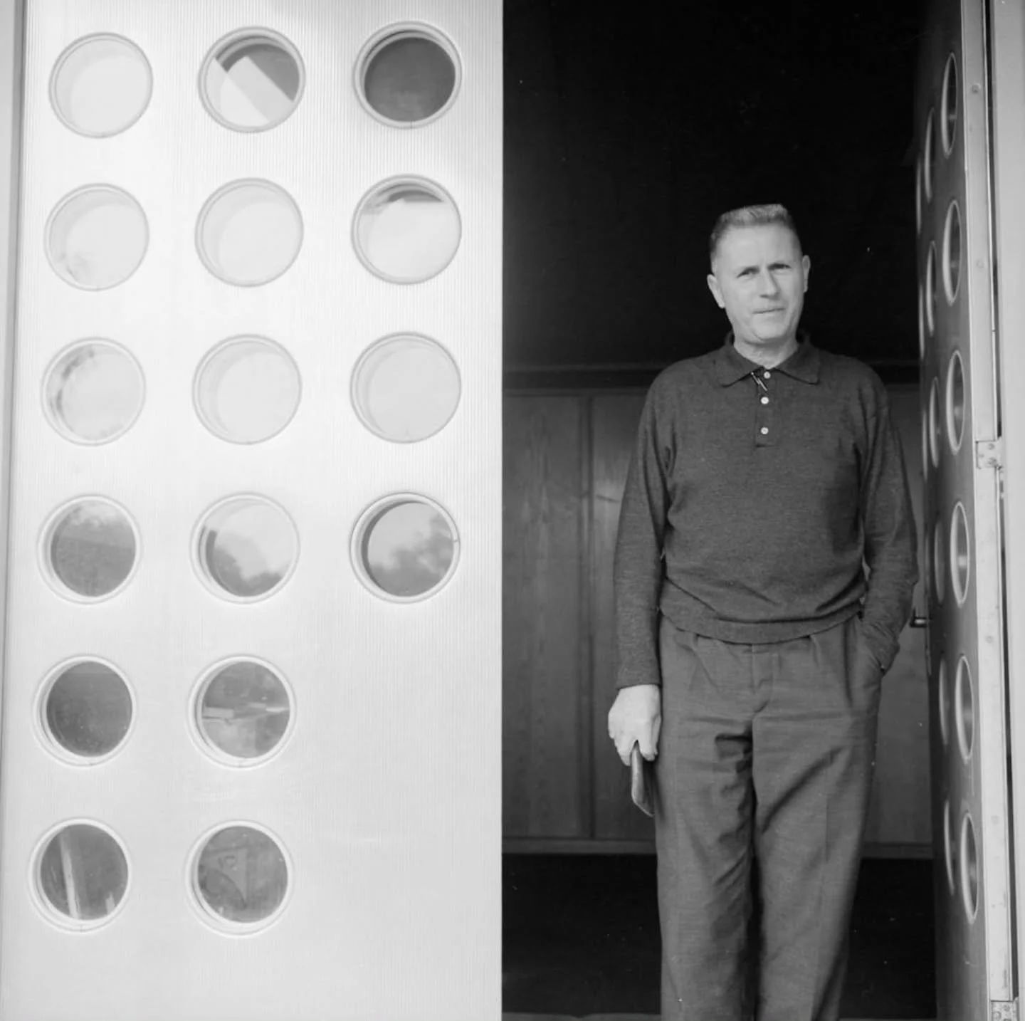 JEAN PROUV&Eacute; : INVENTEUR DE MAISONS 🪑☀️

&Agrave; l&rsquo;occasion de l&rsquo;exposition &ldquo;Jean Prouv&eacute;, Inventeur de maisons&rdquo;, @laffanourgaleriedowntown et la @fondation_cab r&eacute;unissent un ensemble d&rsquo;&oelig;uvres 