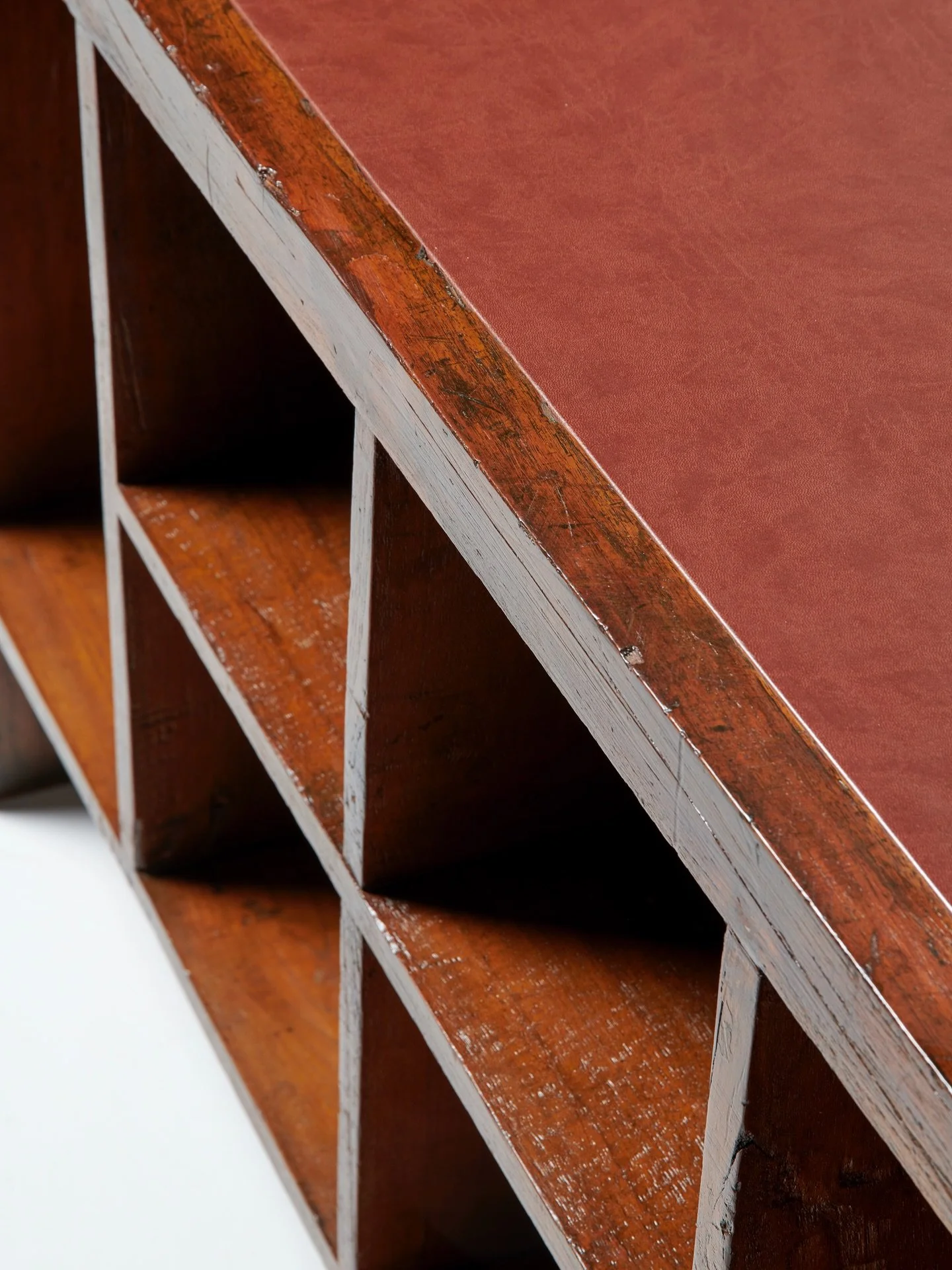 LAFFANOUR | GALERIE DOWNTOWN 🪑🛏️✨BASIC.SPACE L.A.

&Agrave; l&rsquo;occasion de l&rsquo;&eacute;dition 2026 de @basic.space LA, @laffanourgaleriedowntown pr&eacute;sente une s&eacute;lection con&ccedil;ue comme une composition pr&eacute;cise, o&ugr