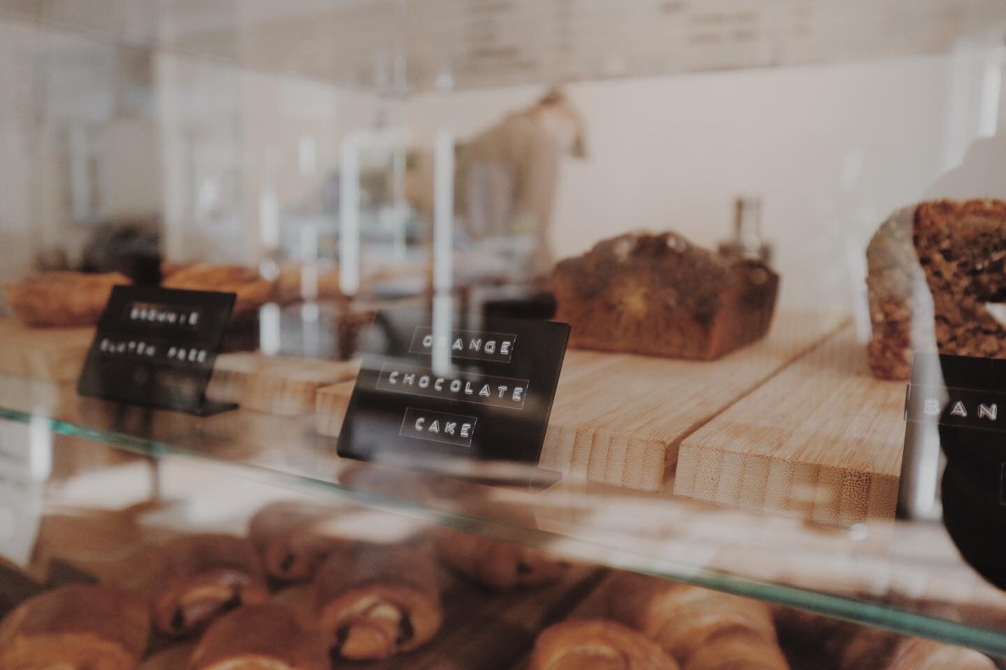 New display &amp; new cakes! 

We hope you are all enjoying the weekend ☀️ 

We are open every day of the week until 18:00. 

#specialtycoffee #homemade #homemadecakes #veganoptions #berlin #berlinmitte #auguststrasse #milchhalle #bestcoffeeberlin #c