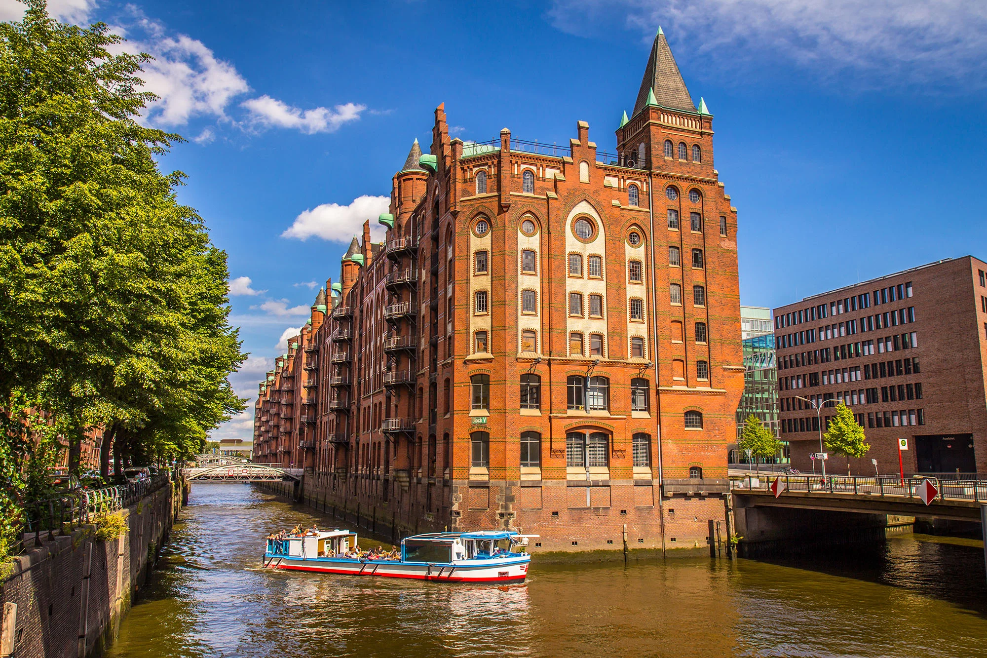 Hamburg Speicherstadt Barkasse Boot Schiff Sommer AdobeStock_86463372.jpg