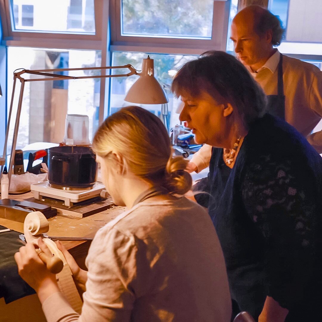 Christel schaut sich die Werkstatt eines Geigenbauers in der Hafencity an. Die Parallele zur Kita? In einer Werkstatt-Kita gibt es ebenfalls „Meister und Lehrlinge“. Also Experten für ihren Bereich – wie Bauen, Kunst, Mathe, Na