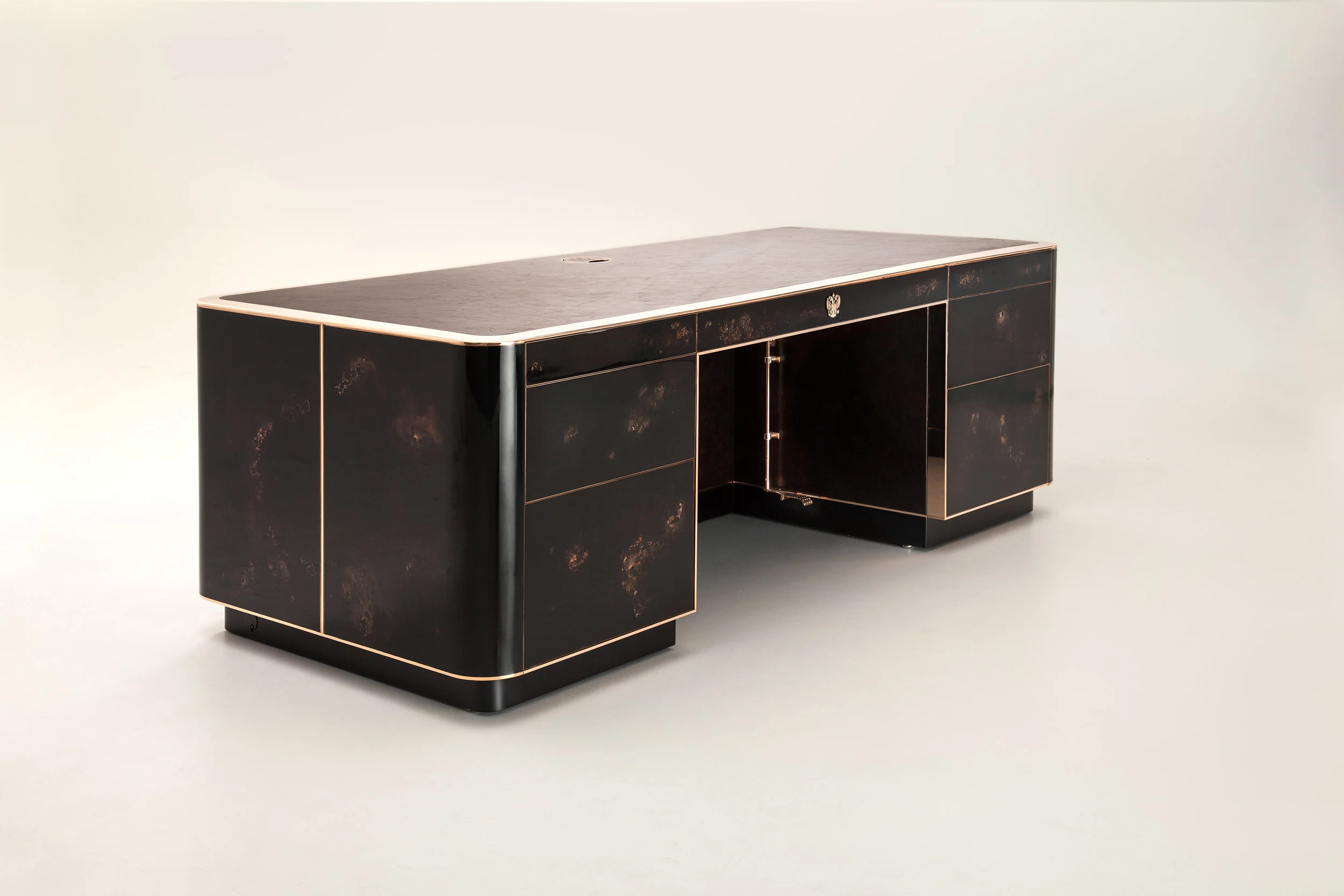 bu_01000_gdesk_B.jpg