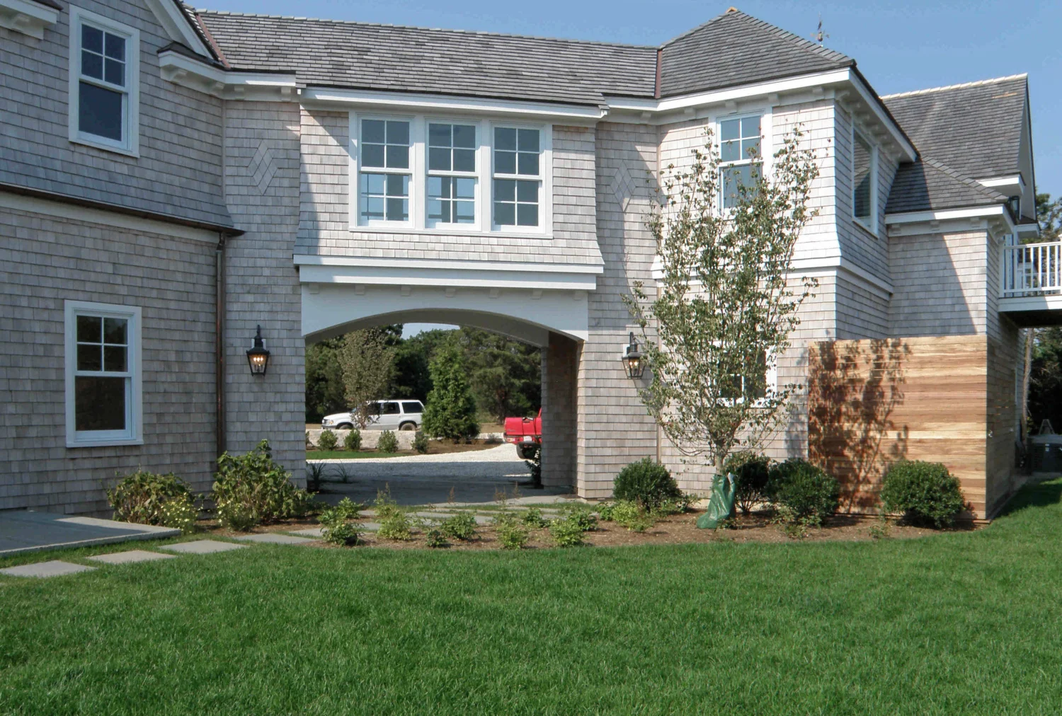 thorstudios_edgartown_portecochere.jpg