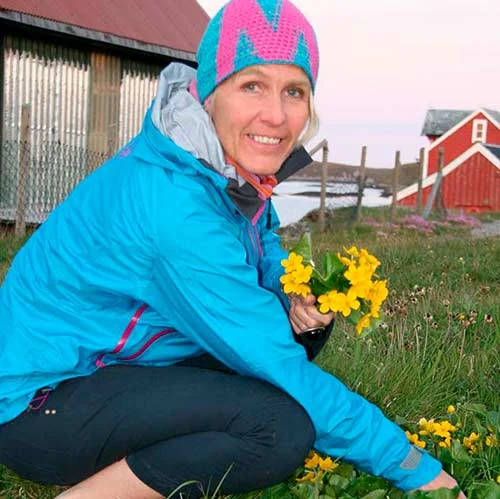 Marit Lysholm Daglig leiar/ Styrar Gode kollegaer, trivsel, utvikling og flotte vekstmoglegheiter , er grunnen til at eg har blitt verande , i 22 år, som leiar i denne flotte organisasjonen som vi har skapt ilag her på Vereide. Ung til sinns forlet eg i sin tid barndomsbyen Trondheim og tok barnehagelærar utdanninga på Høgskulen i Vestfold. Etter fleire år i Oslo i organisasjonslivet, flytta eg med mann og tre barn til Gloppen og gjorde vestlending av meg. Etter den tid har eg tatt veiledningspedagogikk og så ein master på NTNU i barnehagepedagogikk. Mitt mastertema omhandla barn sin ervervelse av kunnskap. Eg er glad i å trene, sykle, synge i kor og ellers , spele teater og tar gjerne ein fjelltur eller to. Eg er engasjert i fagforeningsarbeid og er tidvis vevd inn i flyktningekontaktarbeidet her i kommunen.