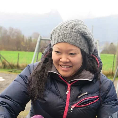 Sunniva Grov Døskeland Pedagogisk leiar Har jobba i Nordstranda barnehage sidan 2010. Utdanning: Barnehagelærar utdanning ved Høgskulen på Vestlandet, der eg hadde Musikk med dei minste som fordjupning, og avslutta utdanninga i 2016 med å skrive bachelor oppgåve om “Dei musikalske grunnelementa i kommunikasjon og samspel”. Vidareutdanning innan Språkutvikling og språklæring, inkludert barn med norsk som andre språk. Eg har 3 barn og er spesielt glad i travsport, hest og friluftsliv.