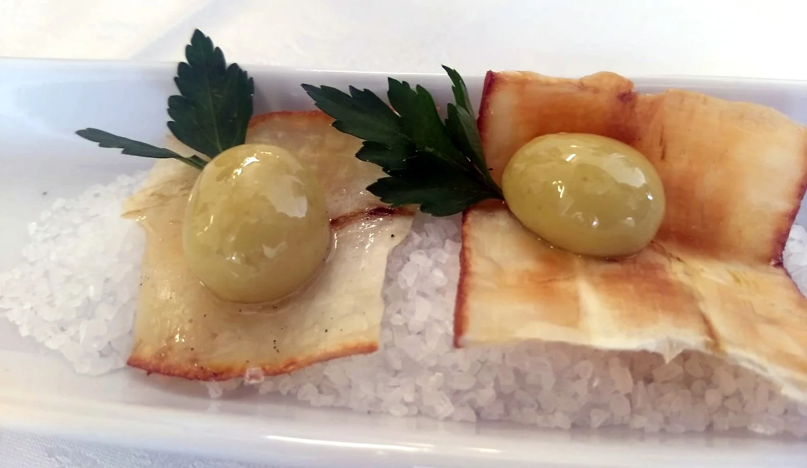 Olives esferificades amb xips de iuca