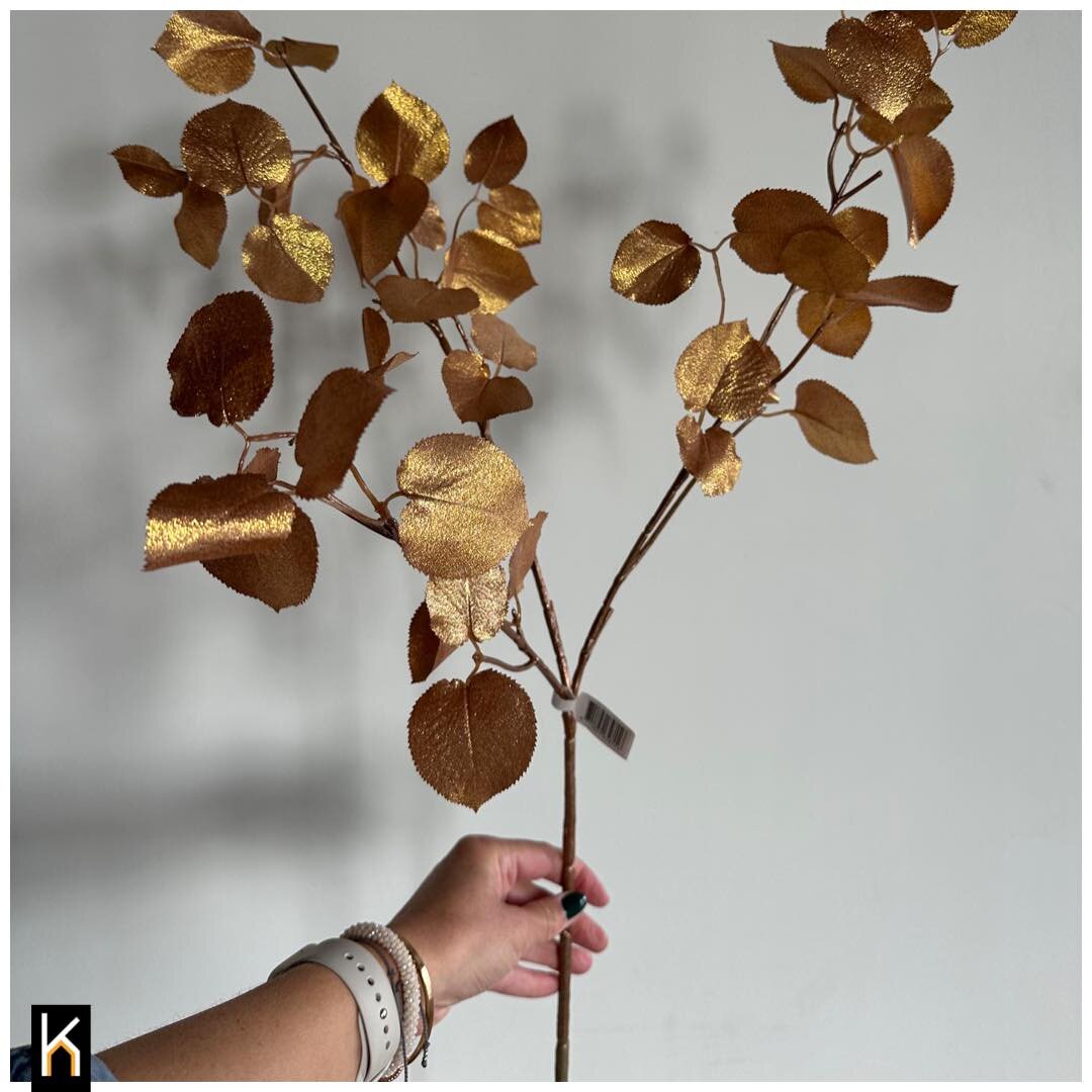 A TOUCH OF GOLD | Verfraai je interieur met deze metallic kunsttak in een warme gouden tint. 
Chique op zichzelf (3 of 4 takken geven al een mooi volume) of als toevoeging op een bestaand kunstbloemen boeket. 
Geef jouw favoriete vaas een update met 