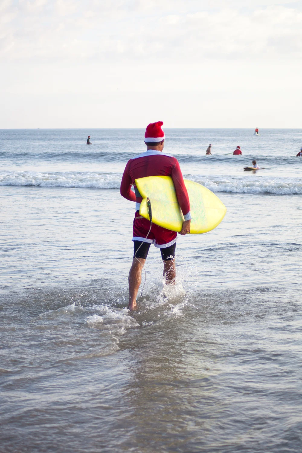 surfing-santas-03.jpg